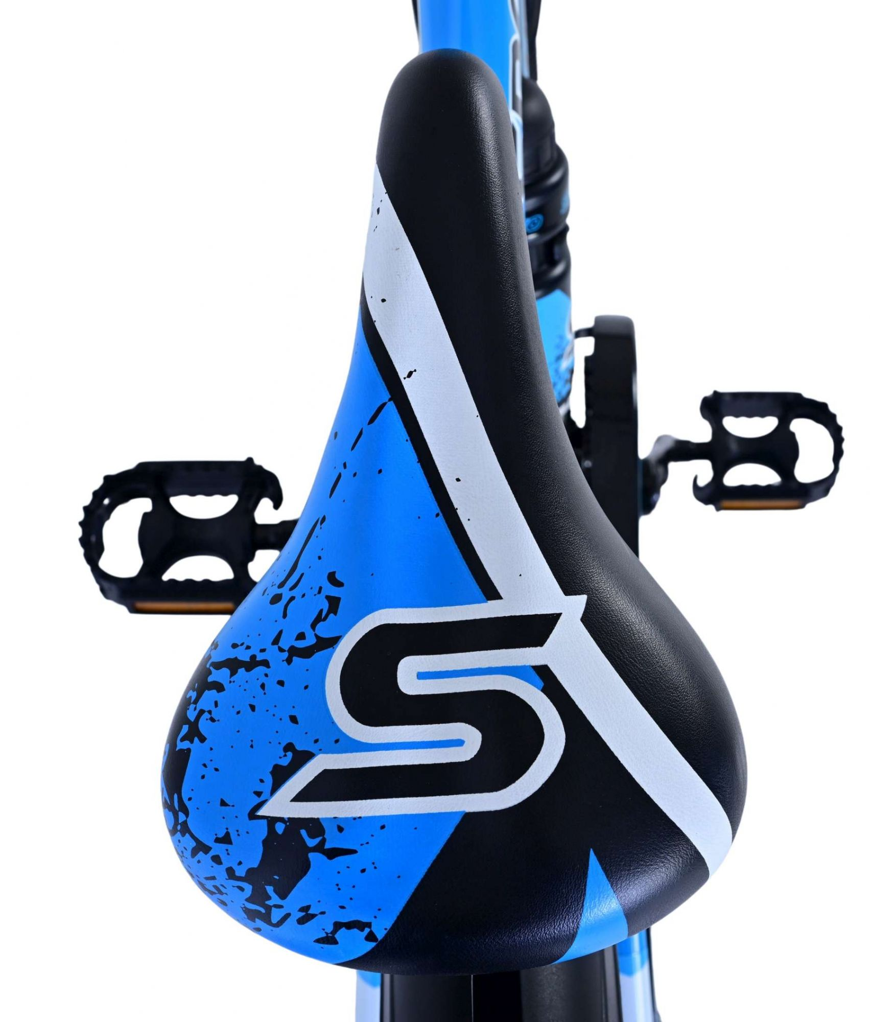 Nahaufnahme eines blauen Fahrradsitzes mit weißem 'S'-Logo. Schwarz-blaues Design.