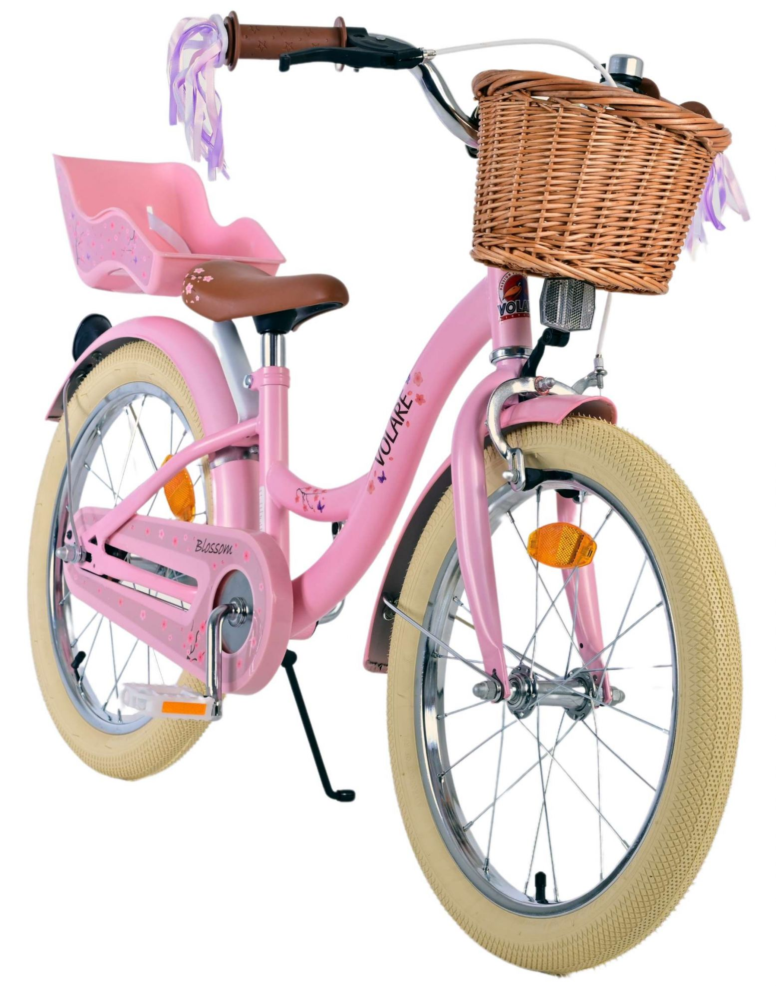 Pinkes Fahrrad mit Kindersitz, Korb, Luftschlangen und cremefarbenen Reifen, von der Seite betrachtet.