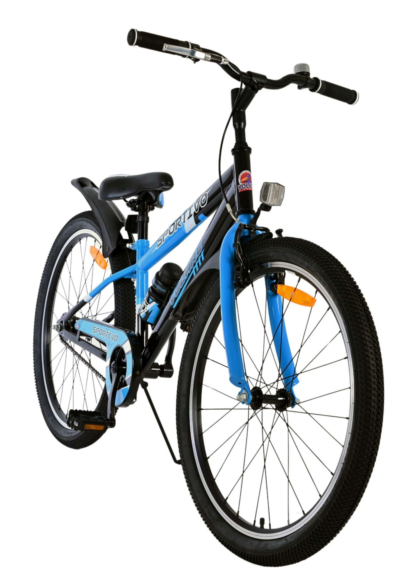 Ein blaues und schwarzes Fahrrad mit schwarzen Reifen. Es steht auf weißem Hintergrund.