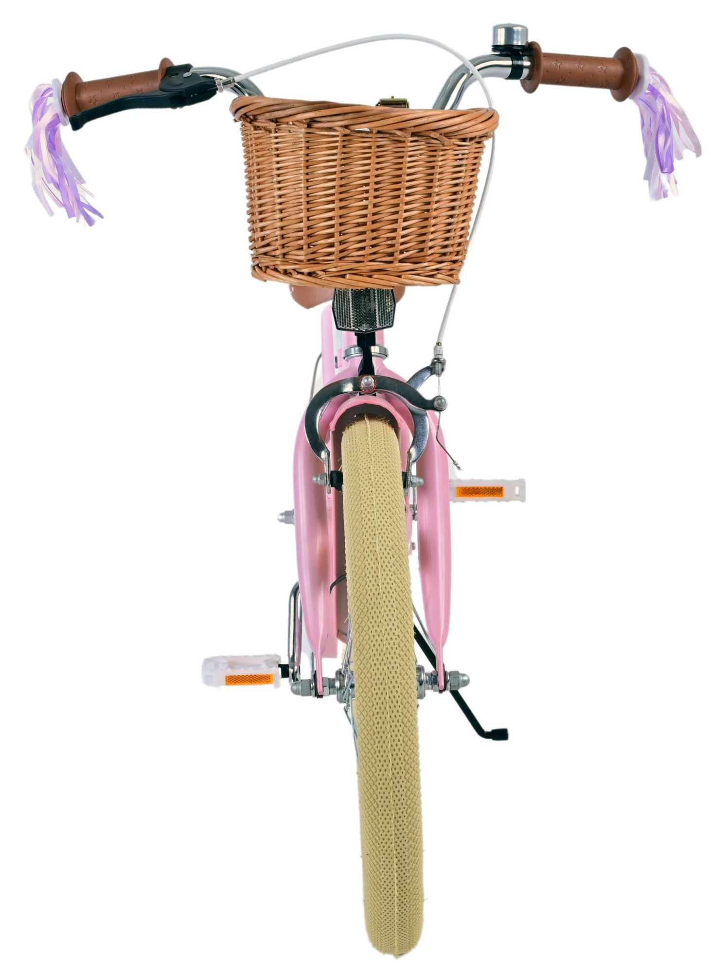 Rosa Kinderfahrrad mit Weidenkorb, beigefarbenen Reifen und Lenkerwimpeln.