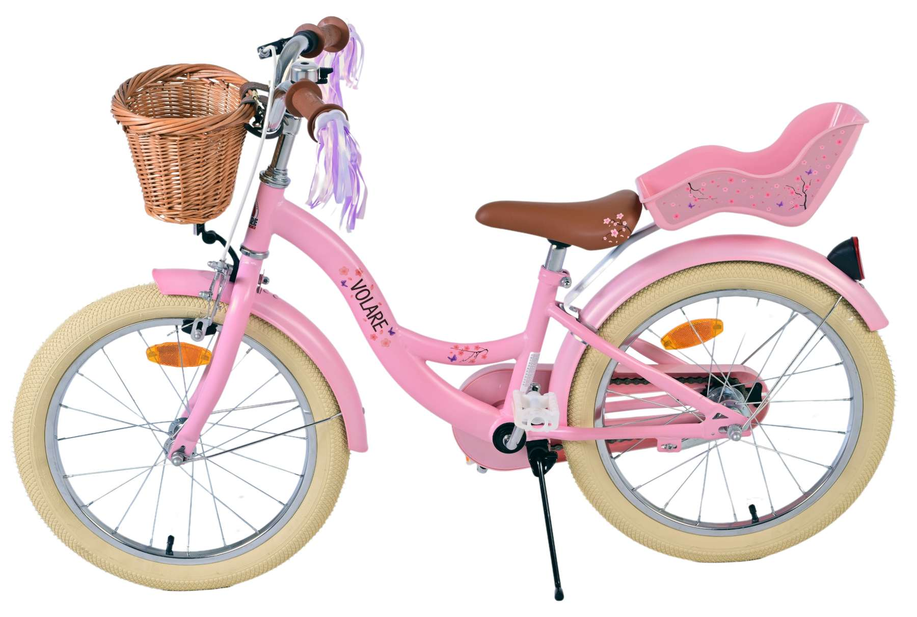 Rosa Kinderfahrrad mit Korb, Sitz und Stützrädern. Weiße Reifen auf weißem Hintergrund.