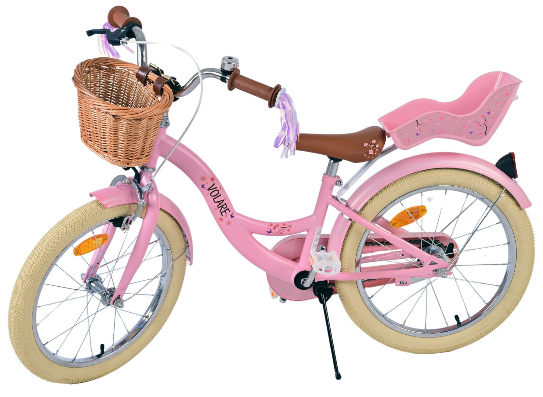 Rosa Kinderfahrrad mit Weidenkorb, Kindersitz und Stützrädern.