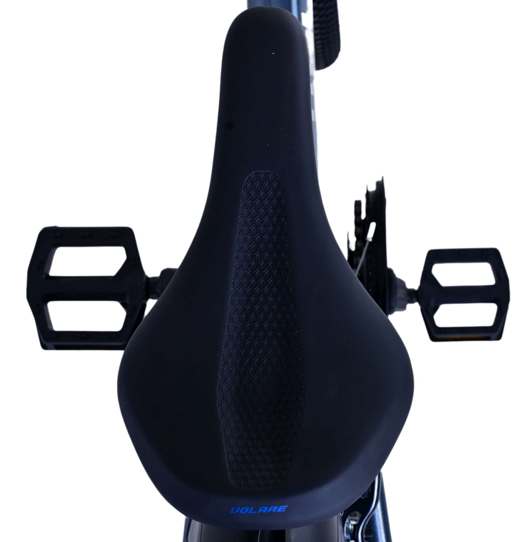Ein Fahrradsattel, schwarz mit strukturiertem Muster, schräge Ansicht, isoliert auf Weiß.