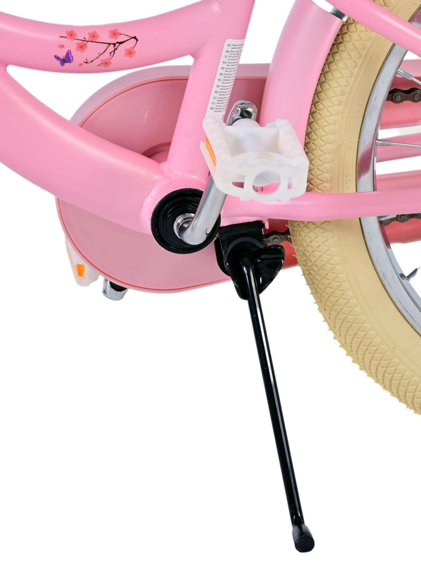 Nahaufnahme des Ständers eines rosa Fahrrads und seiner Pedale.