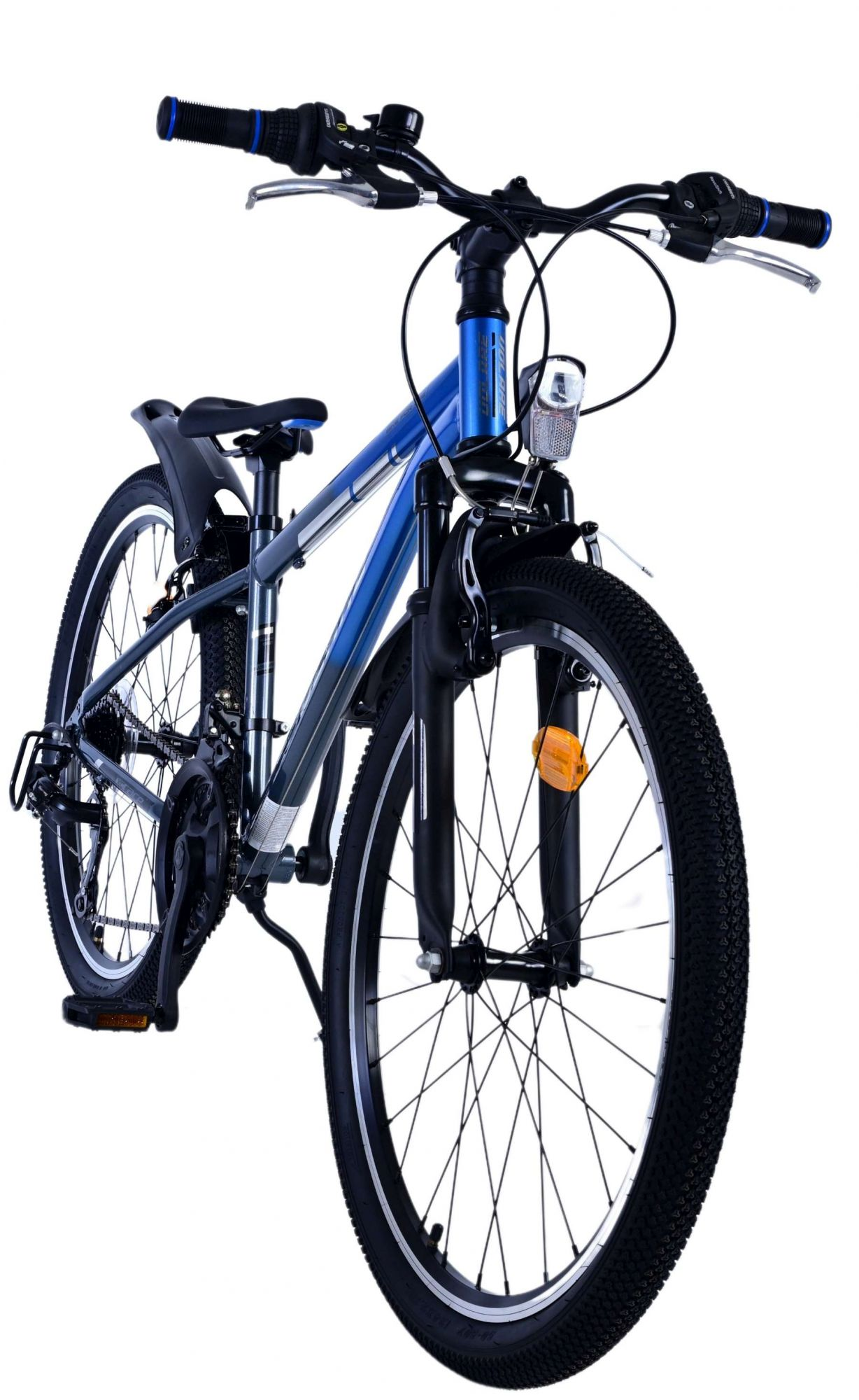 Blaues und silbernes Mountainbike mit schwarzen Reifen, weißer Hintergrund.
