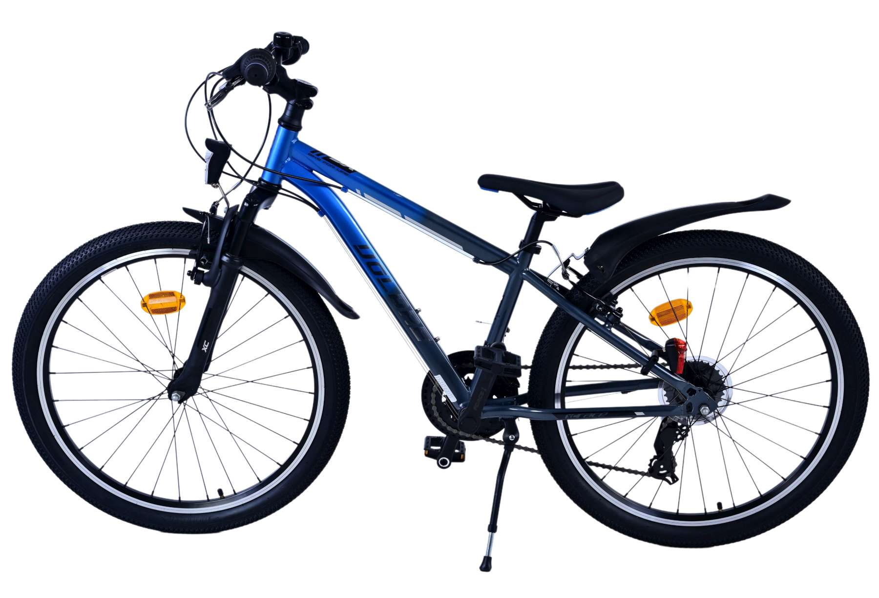 Blau-schwarzes Mountainbike mit schwarzen Reifen, weißer Hintergrund.