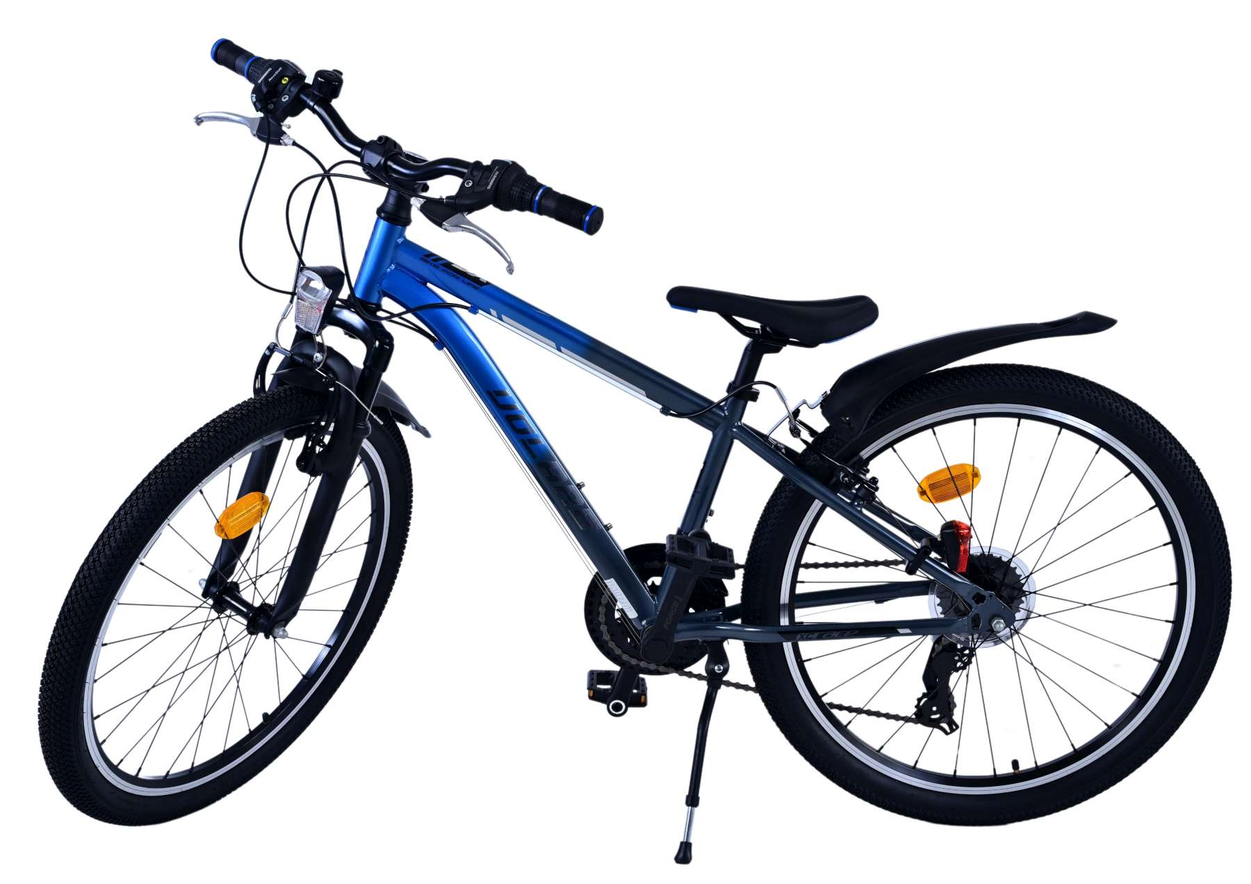 Ein blaues und schwarzes Mountainbike mit schwarzen Reifen und weißem Hintergrund.