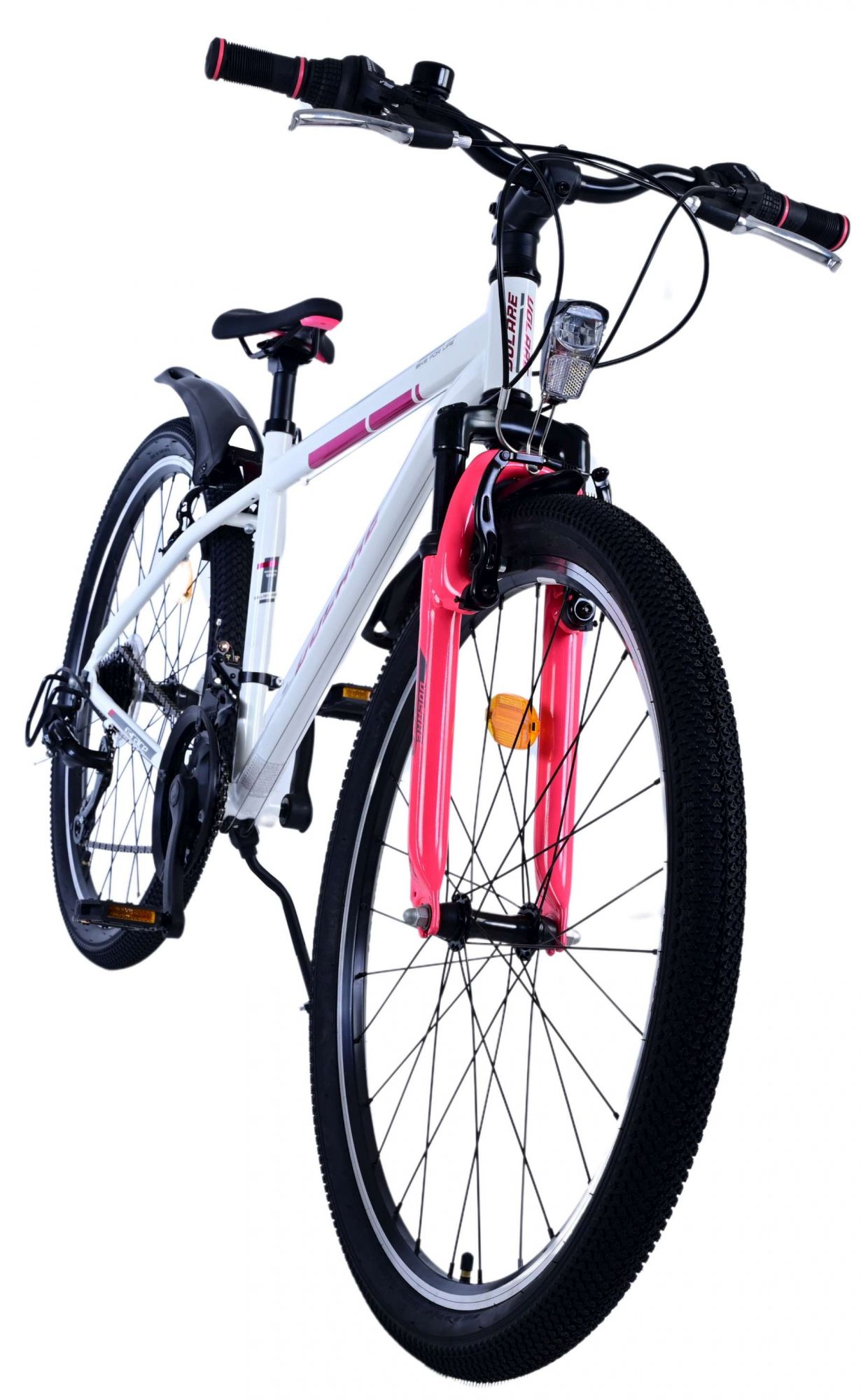 Weißes Fahrrad mit rosa Akzenten, schwarzen Reifen und Licht auf weißem Hintergrund.