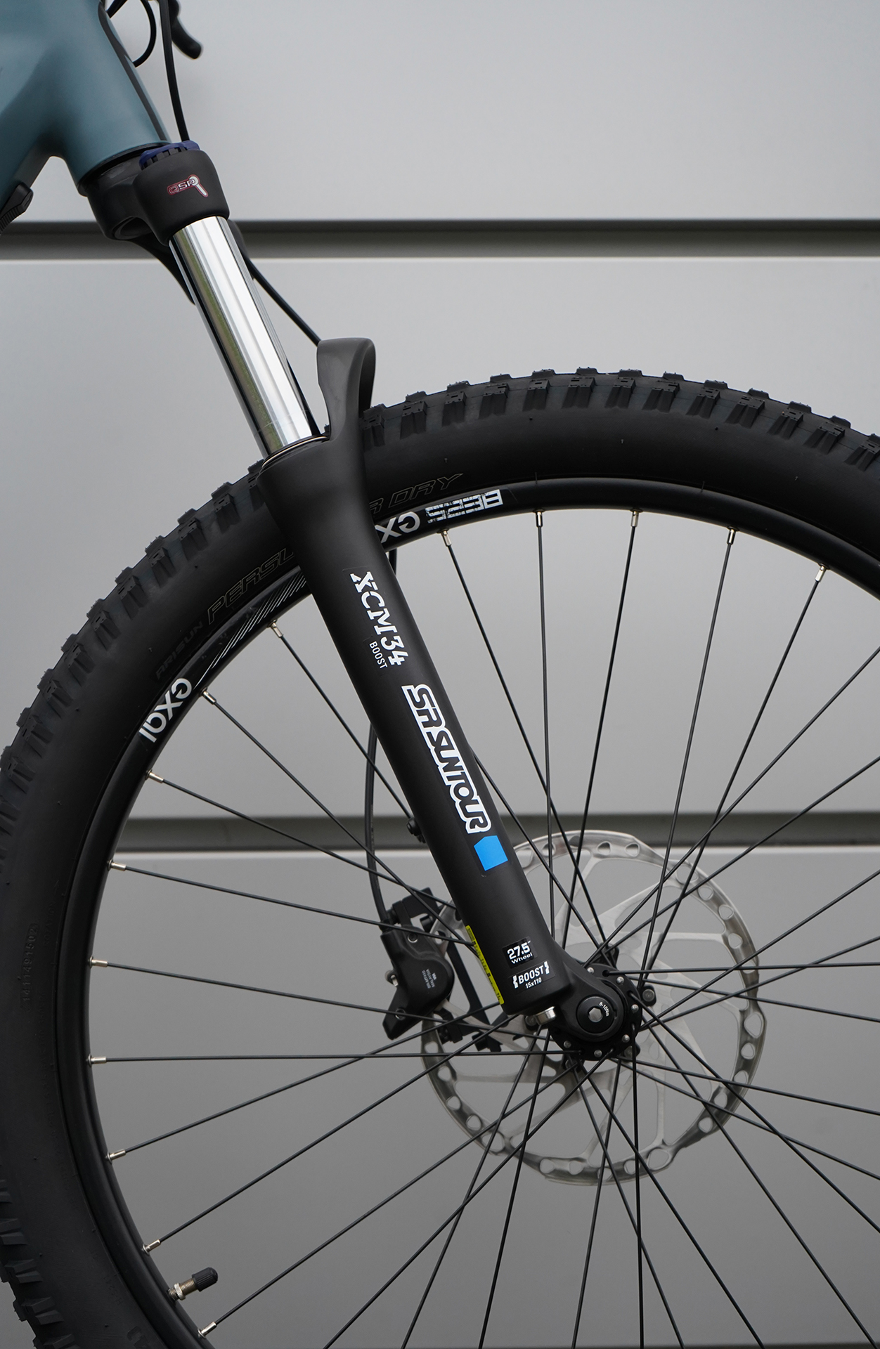 Nahaufnahme der Vorderradgabel und des Reifens eines Mountainbikes.