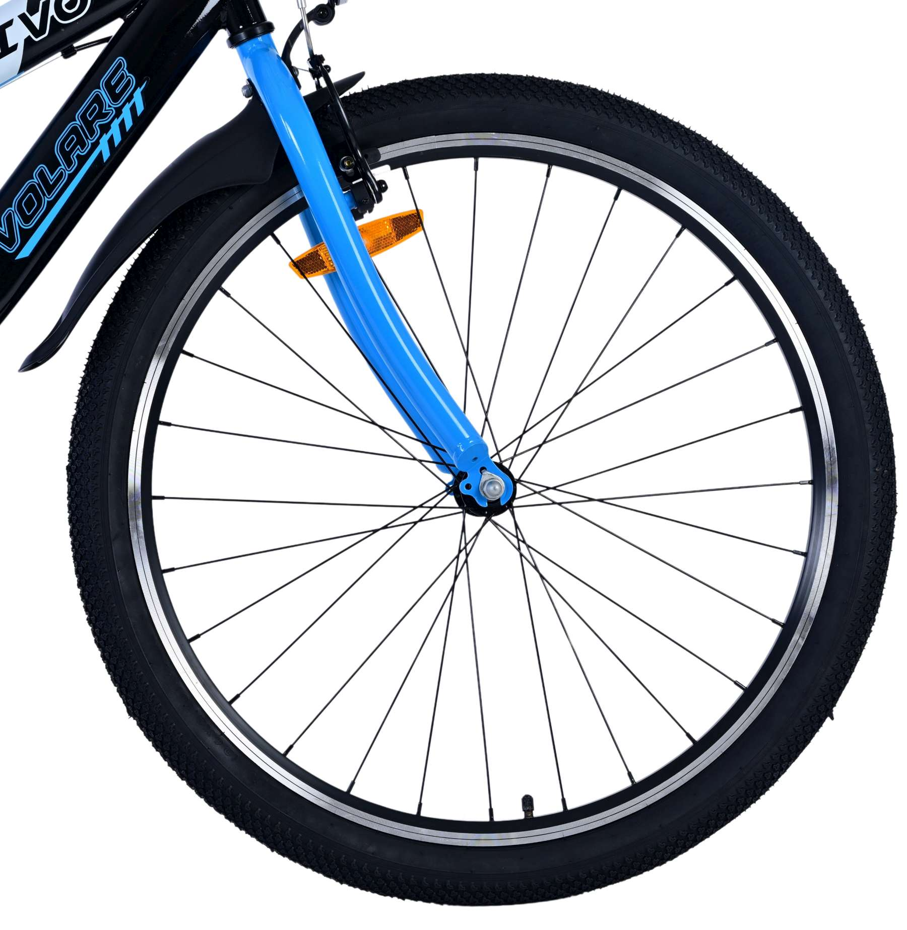 Vorderrad eines Fahrrads. Das Rad ist schwarz und hat eine blaue Gabel. Ein Schutzblech und das Wort 'VOLARE'.