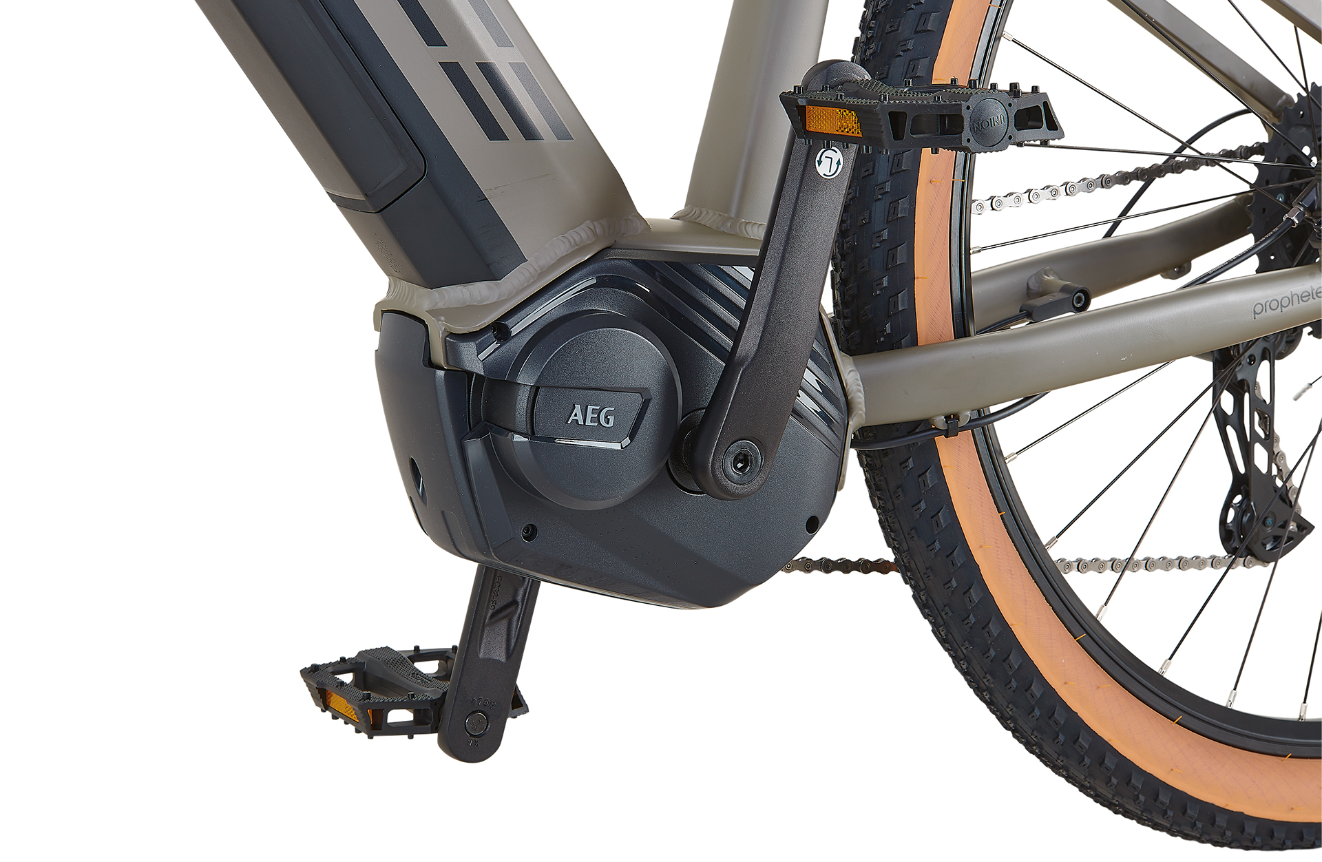 Nahaufnahme des Motors und des Pedaleriebereichs eines Elektrofahrrads. Der Motor ist mit 'AEG' beschriftet.