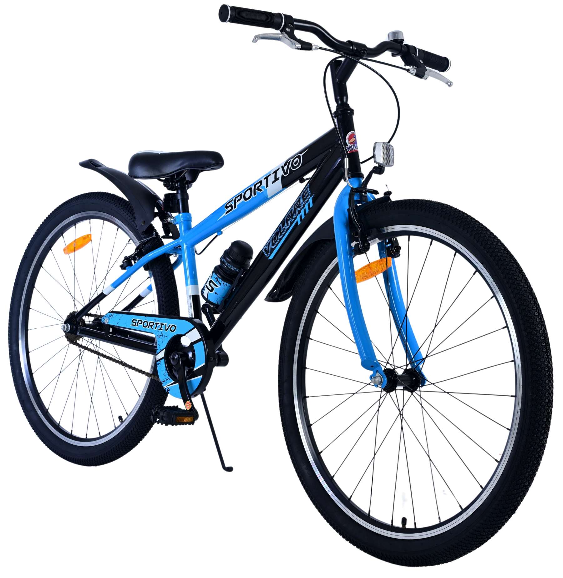 Ein blaues und schwarzes Fahrrad mit einer Wasserflasche. Das Fahrrad steht auf weißem Hintergrund.