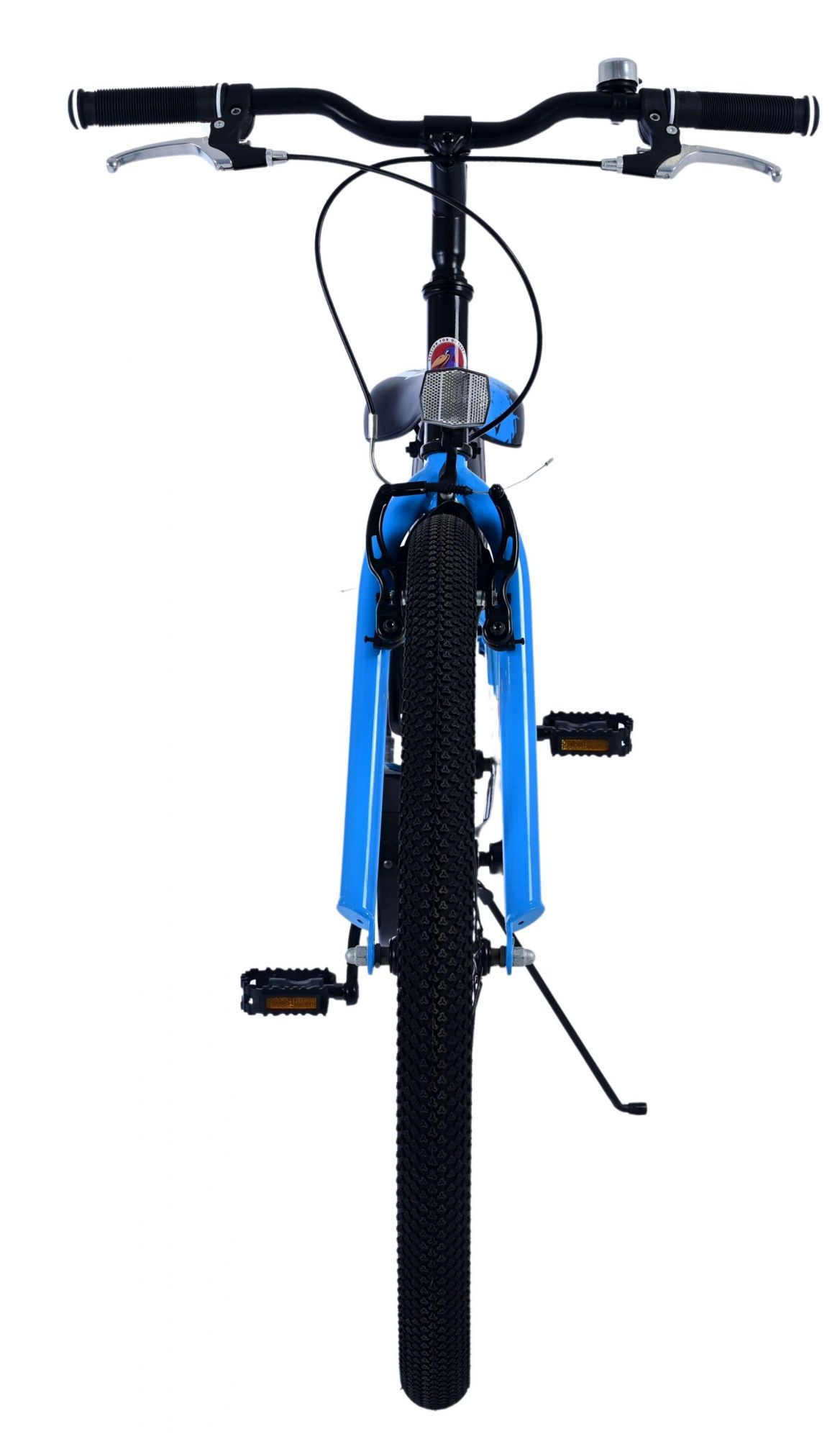 Blaues Fahrrad mit schwarzen Reifen und Scheinwerfer, von vorne gesehen.