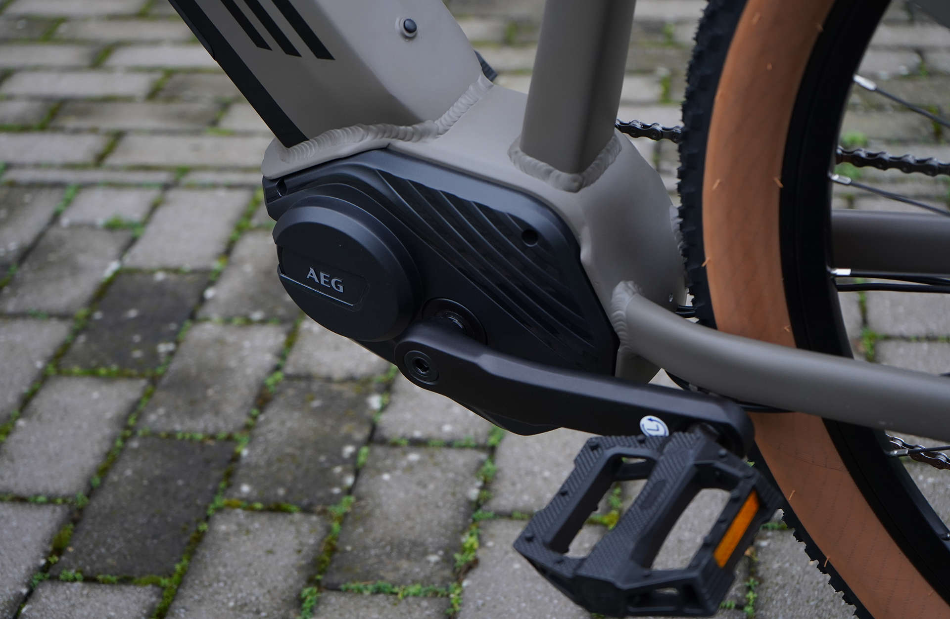 Nahaufnahme eines schwarzen AEG-Elektrofahrradmotors und Pedals.