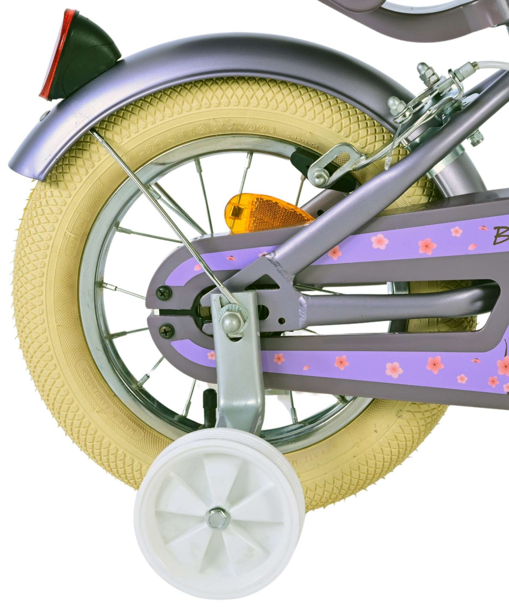 Nahaufnahme eines Kinderfahrrads mit Stützrädern. Lila und weißes Farbschema.