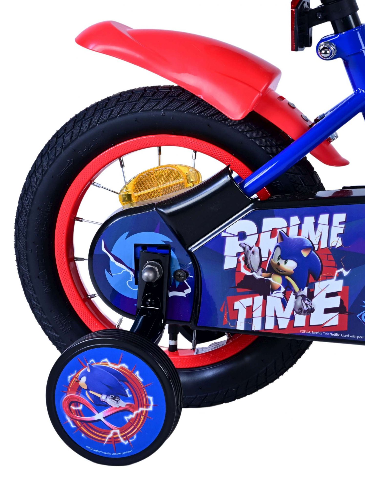 Nahaufnahme eines Kinderfahrradrads mit Sonic-Motiv.