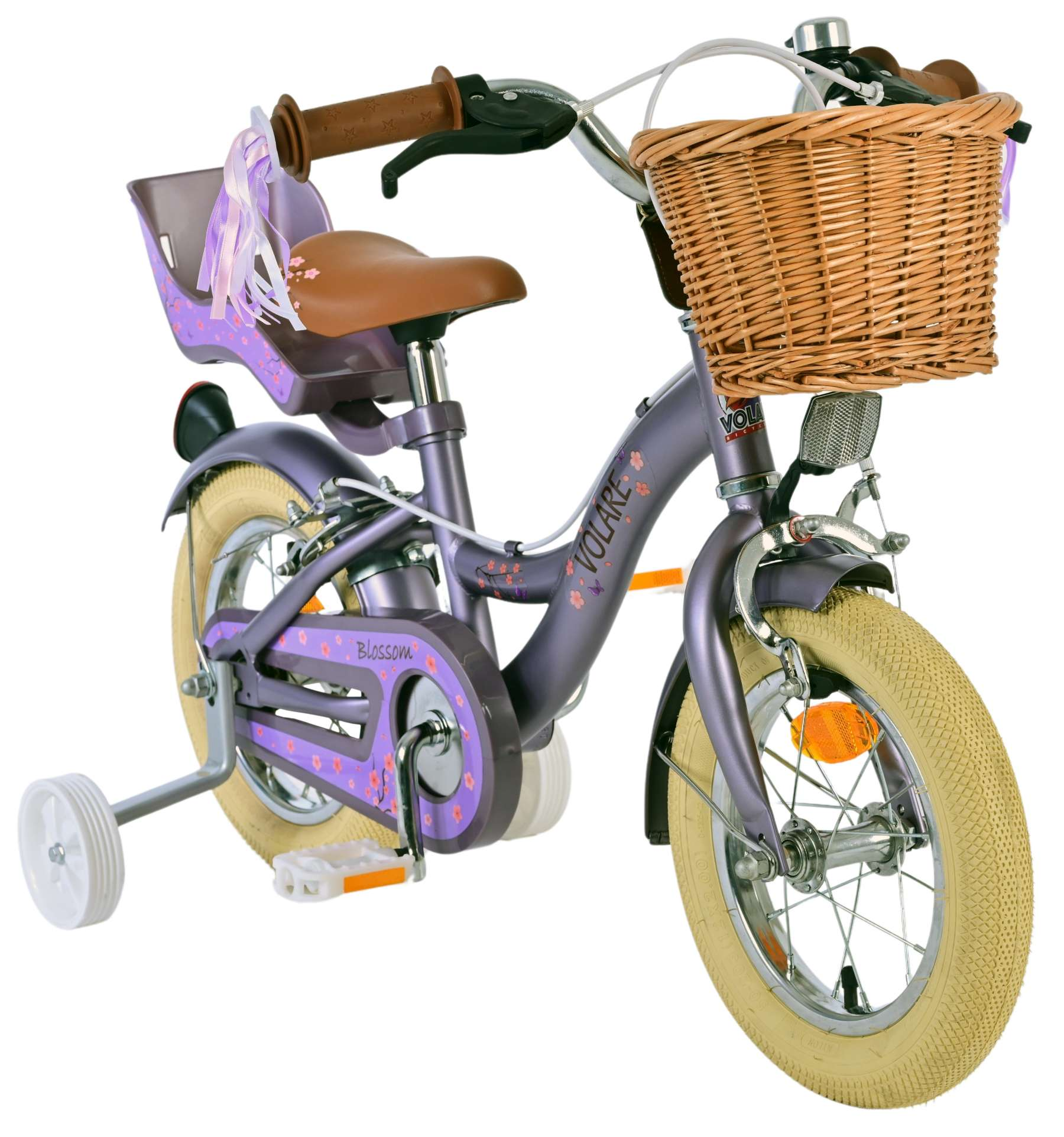 Lila Fahrrad mit Korb, Stützrädern und Kindersitz. Der Hintergrund ist weiß.