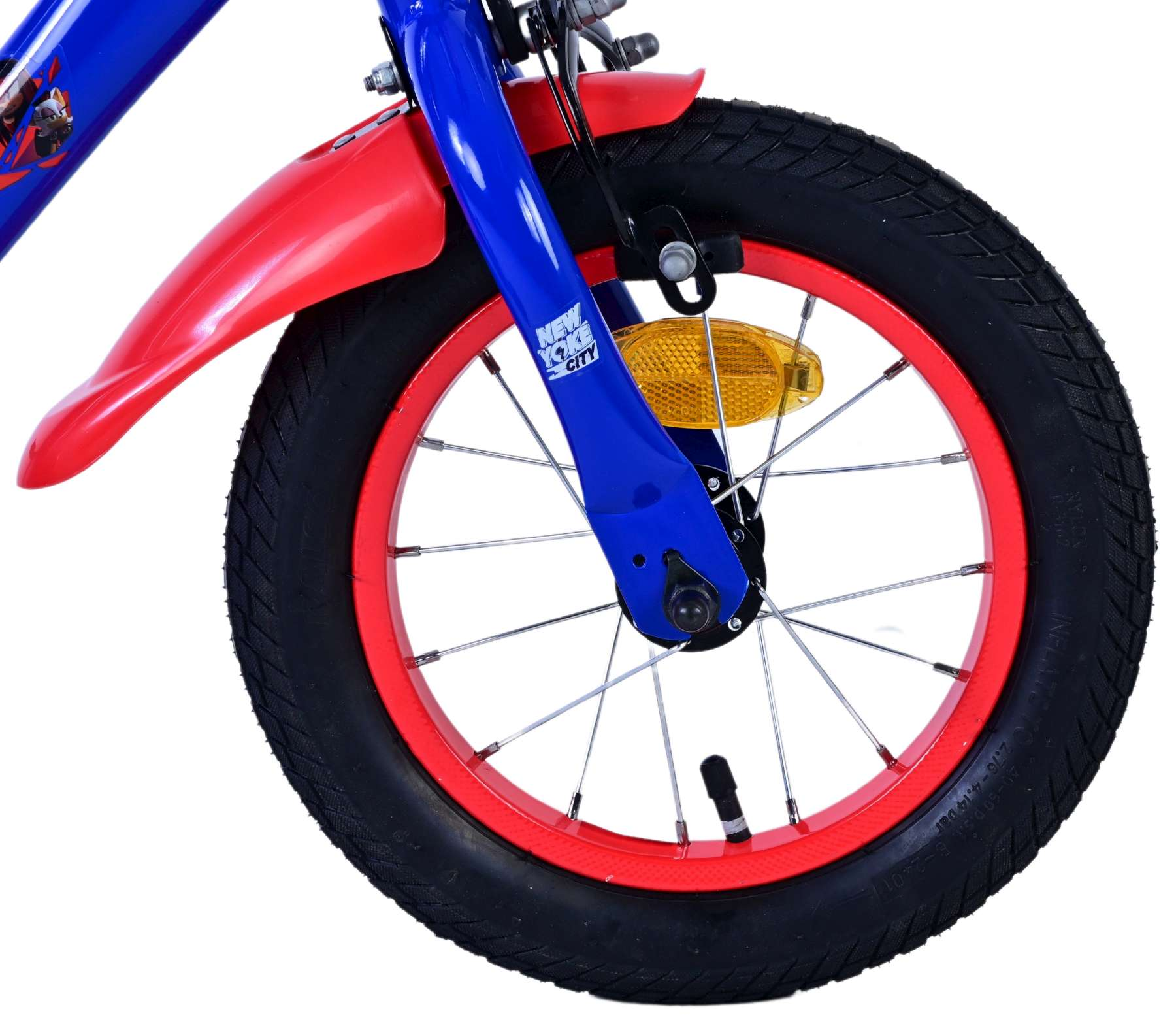 Nahaufnahme eines blau-roten Fahrradrads. Das Rad ist rot, mit einem schwarzen Reifen und einem gelben Reflektor.
