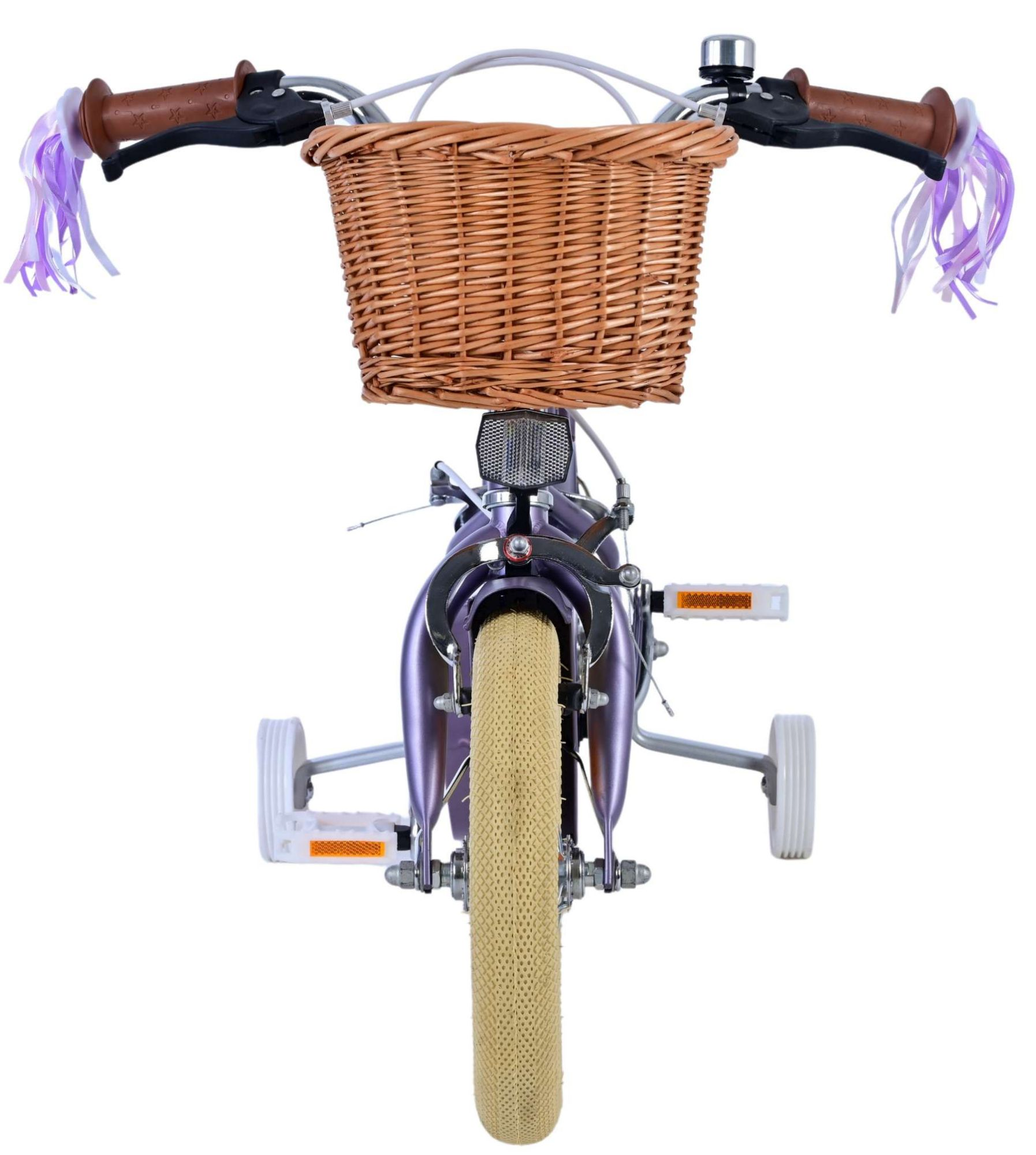 Lila Kinderfahrrad, Weidenkorb, Stützräder, weißer Hintergrund.