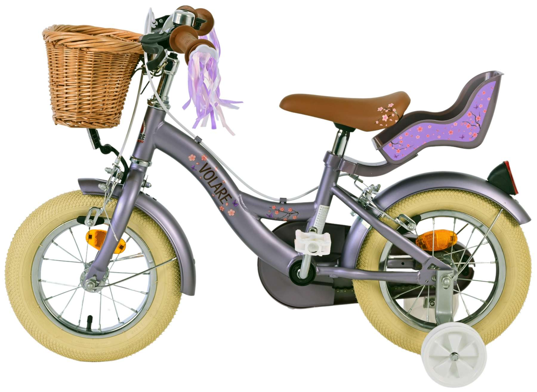 Lilafarbenes Fahrrad mit Korb und Stützrädern vor weißem Hintergrund, Seitenansicht.