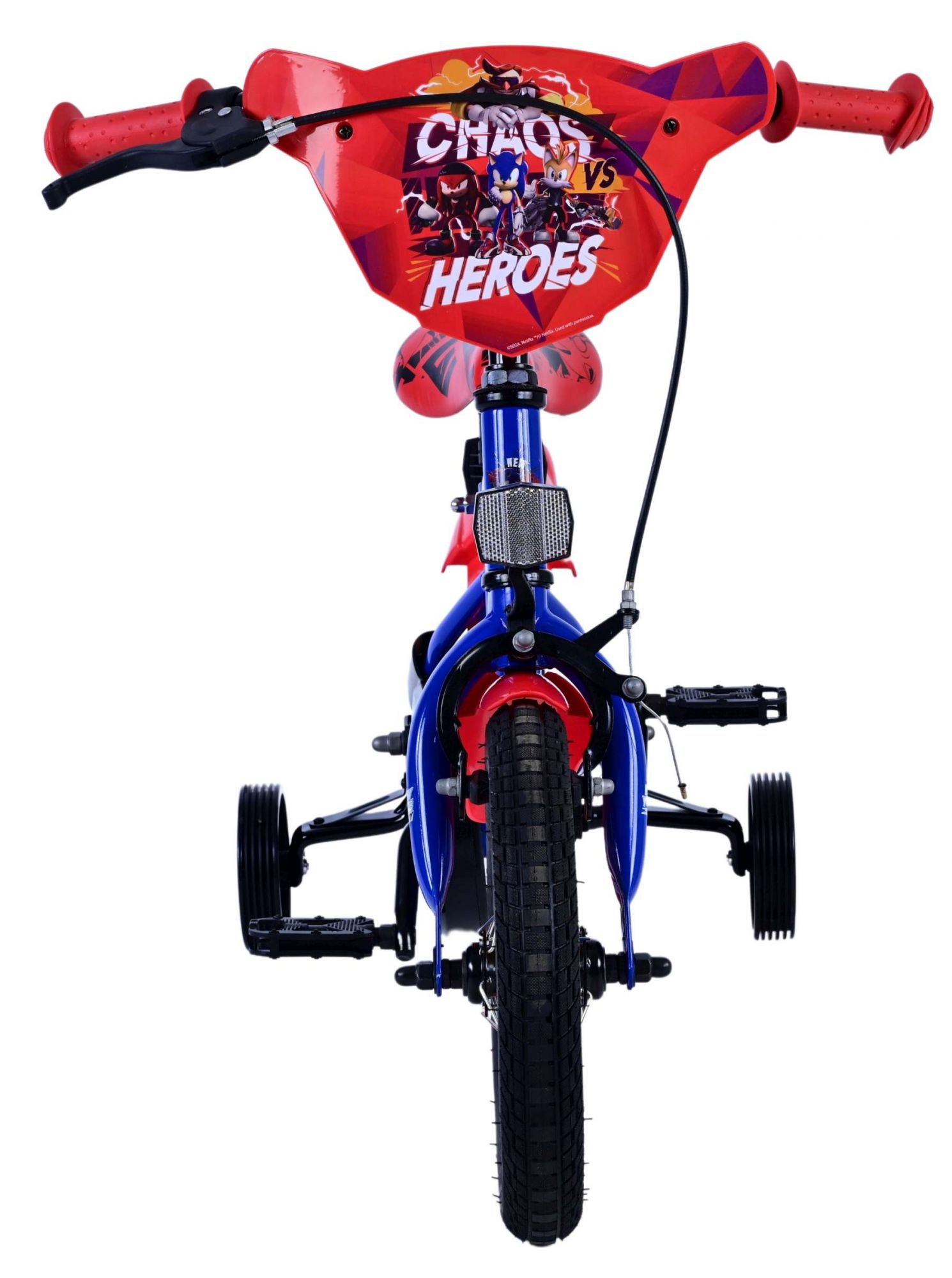 Ein blaues und rotes Kinderfahrrad mit Stützrädern. Die Front hat ein 'CHAOS VS HEROES' Schild.