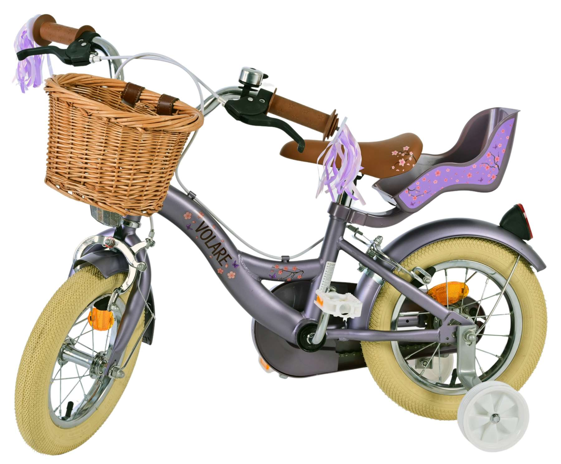 Ein lila Fahrrad mit Weidenkorb und Kindersitz. Das Fahrrad hat Stützräder.