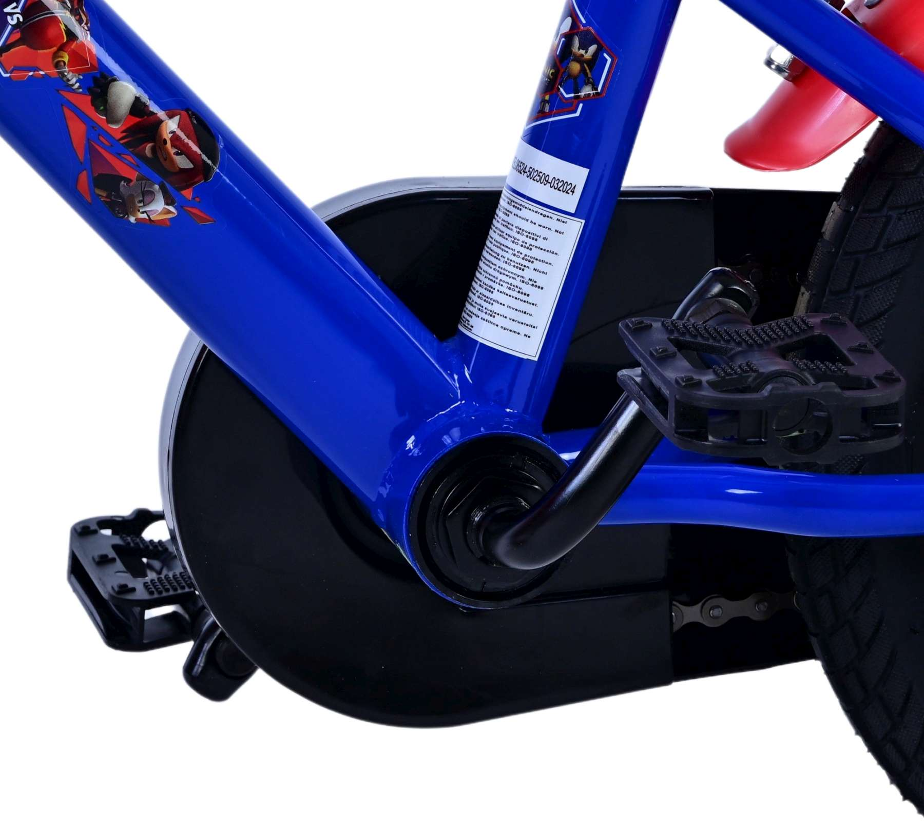 Nahaufnahme eines Fahrradrahmens, blaue Farbe, mit Pedalen und einem schwarzen Kettenschutz.