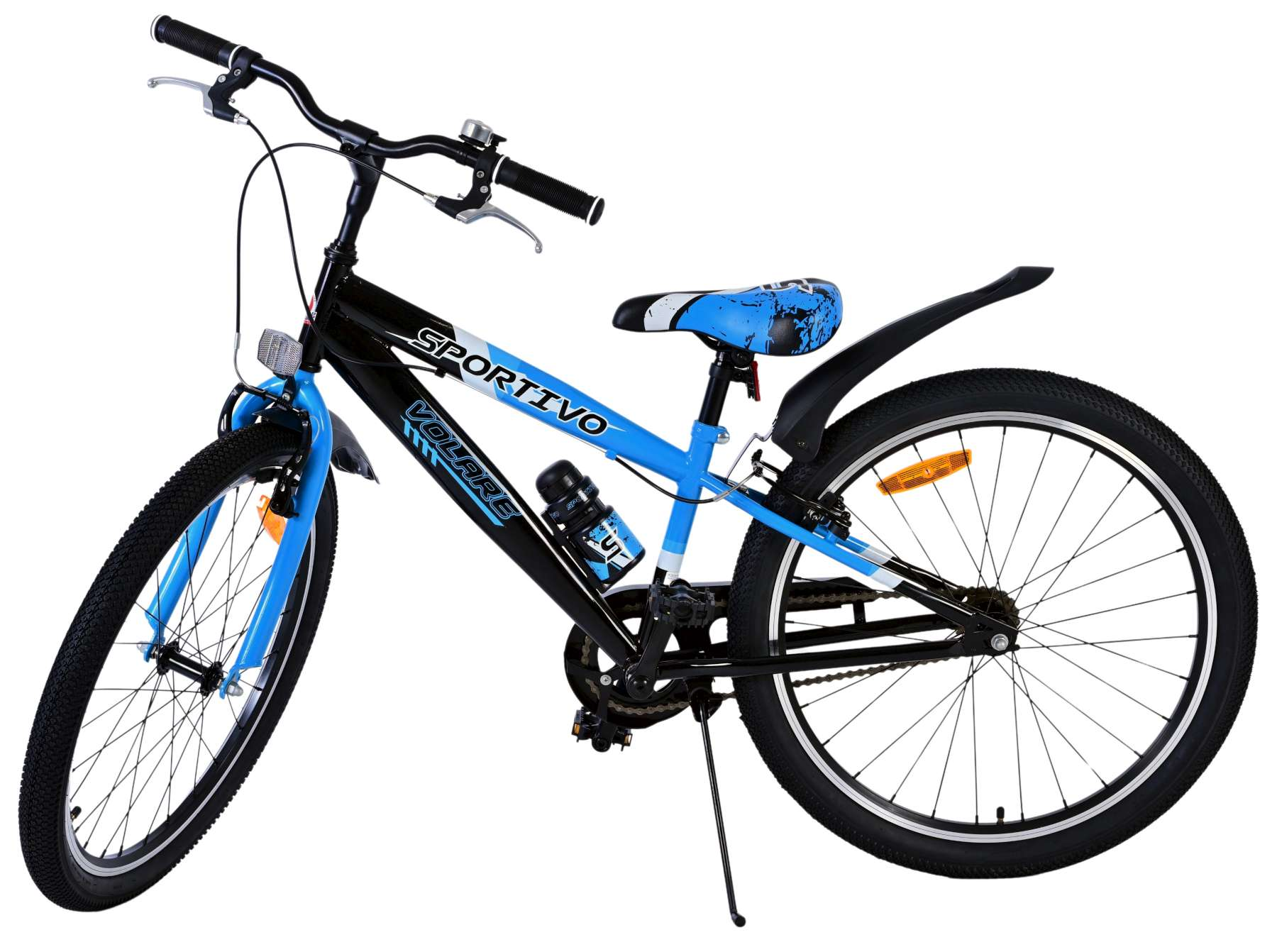 Schwarz-blaues Fahrrad, Seitenansicht. Wasserflasche, Sitz und Reifen sichtbar. Weißer Hintergrund.