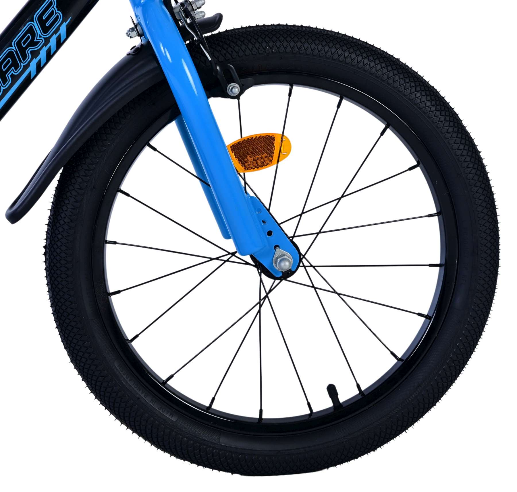 Nahaufnahme eines schwarzen Fahrradreifens mit einer blauen Gabel und einem reflektierenden orangefarbenen Aufkleber.