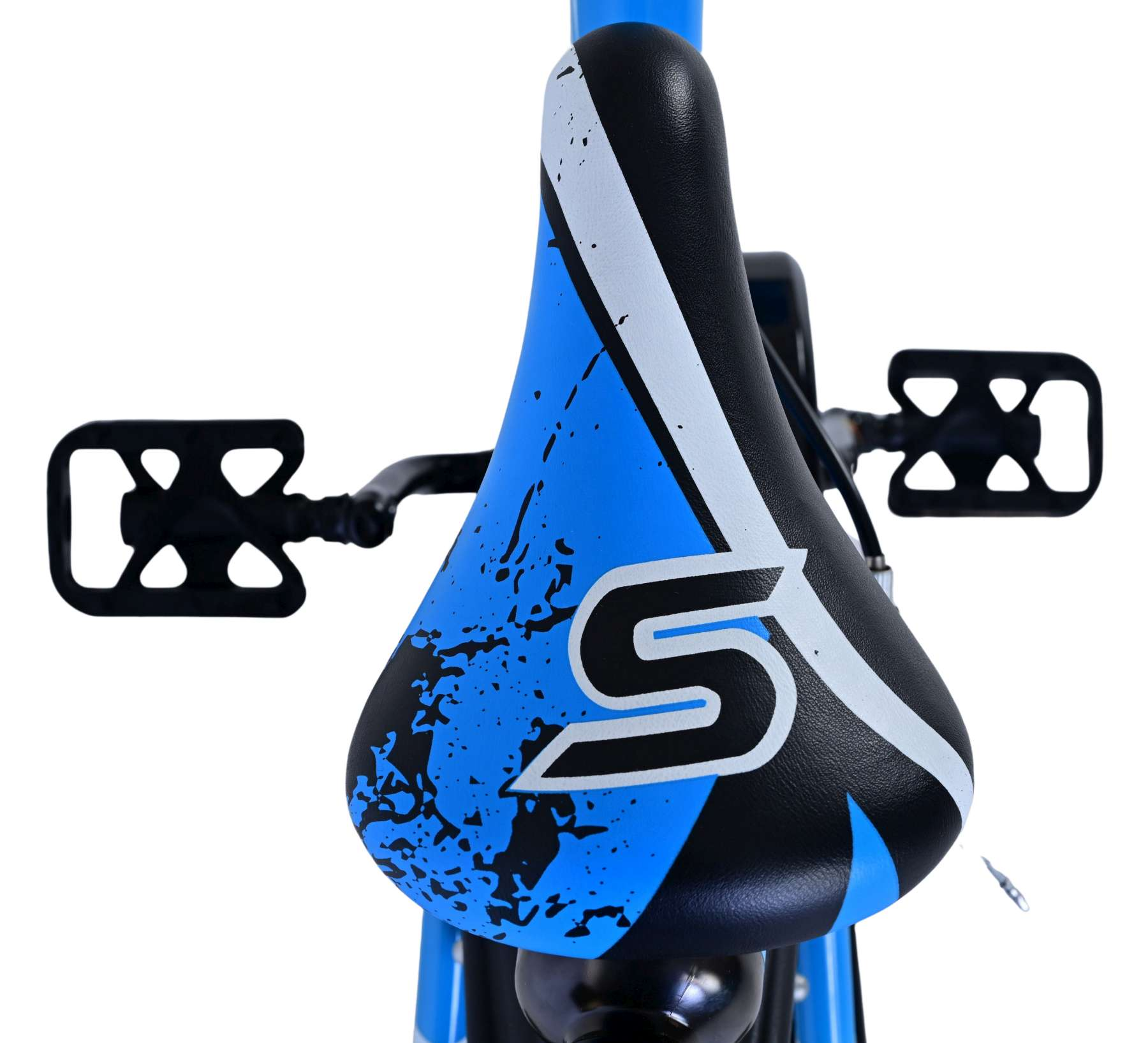 Nahaufnahme eines Fahrradsattels, blau mit weißem 'S'-Logo, schwarz-weißes Design, Pedale sichtbar.