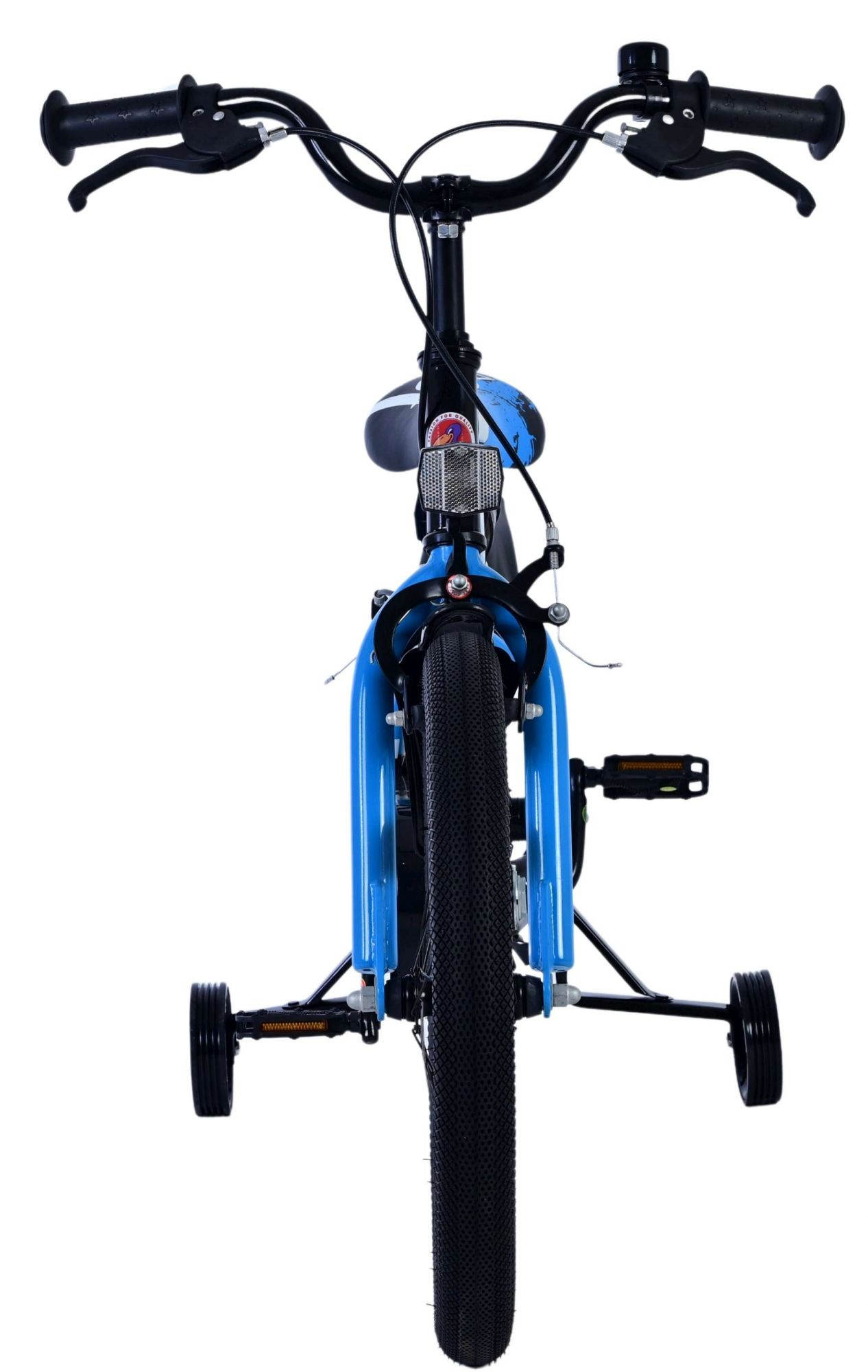 Blaues Kinderfahrrad, Vorderansicht, mit Stützrädern. Schwarzer Lenker, weißer Hintergrund.