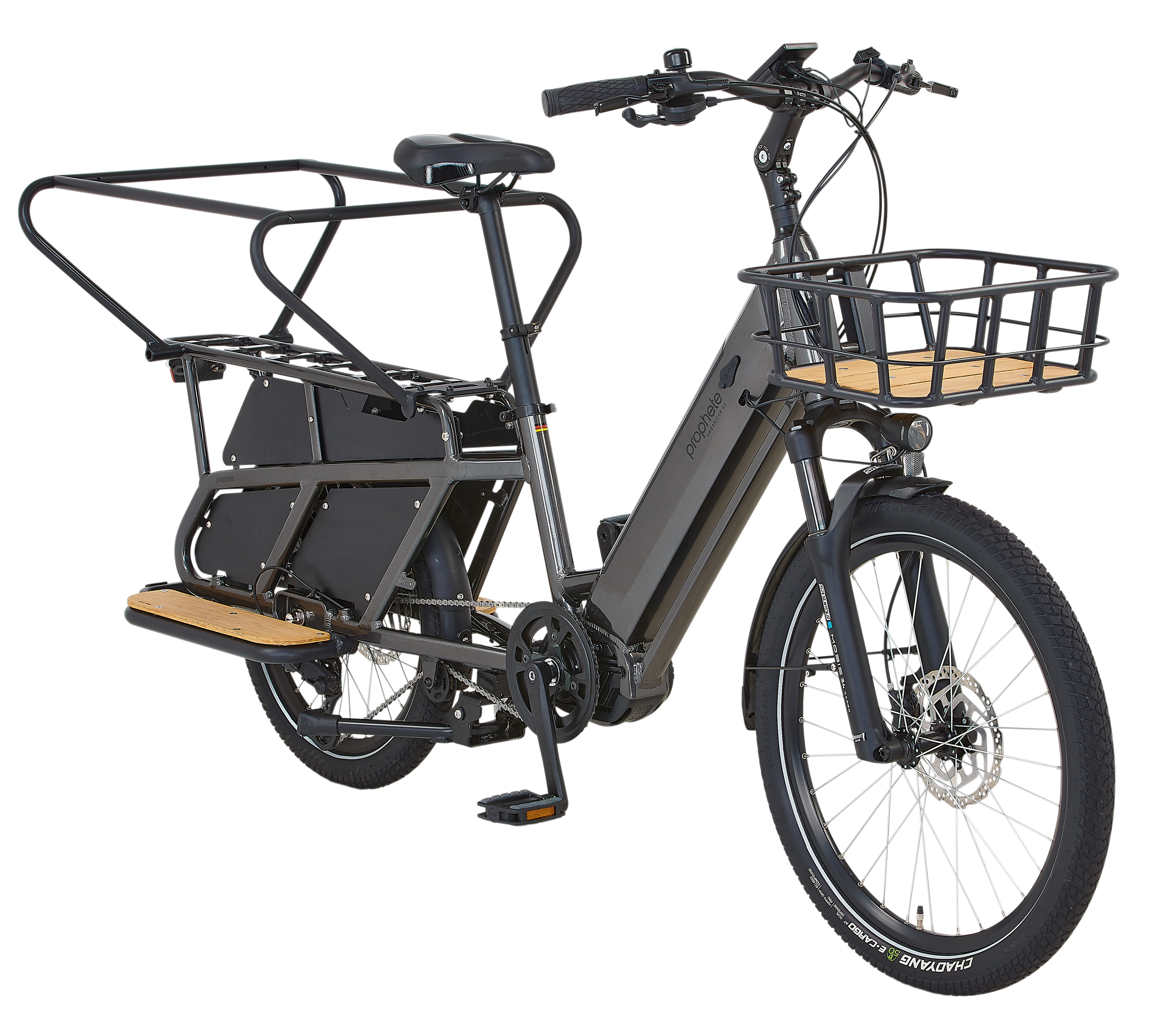 Lasten-E-Bike mit Korb vorne und Ladefläche hinten, auf weißem Hintergrund.