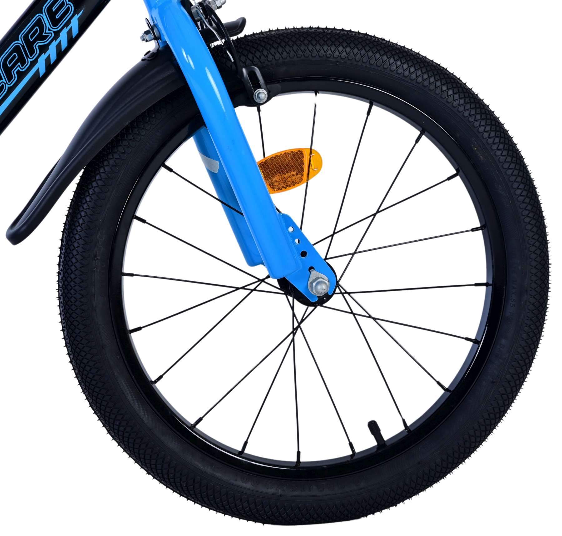 Nahaufnahme eines Fahrradrads. Das Rad ist blau und schwarz, der Reifen schwarz.