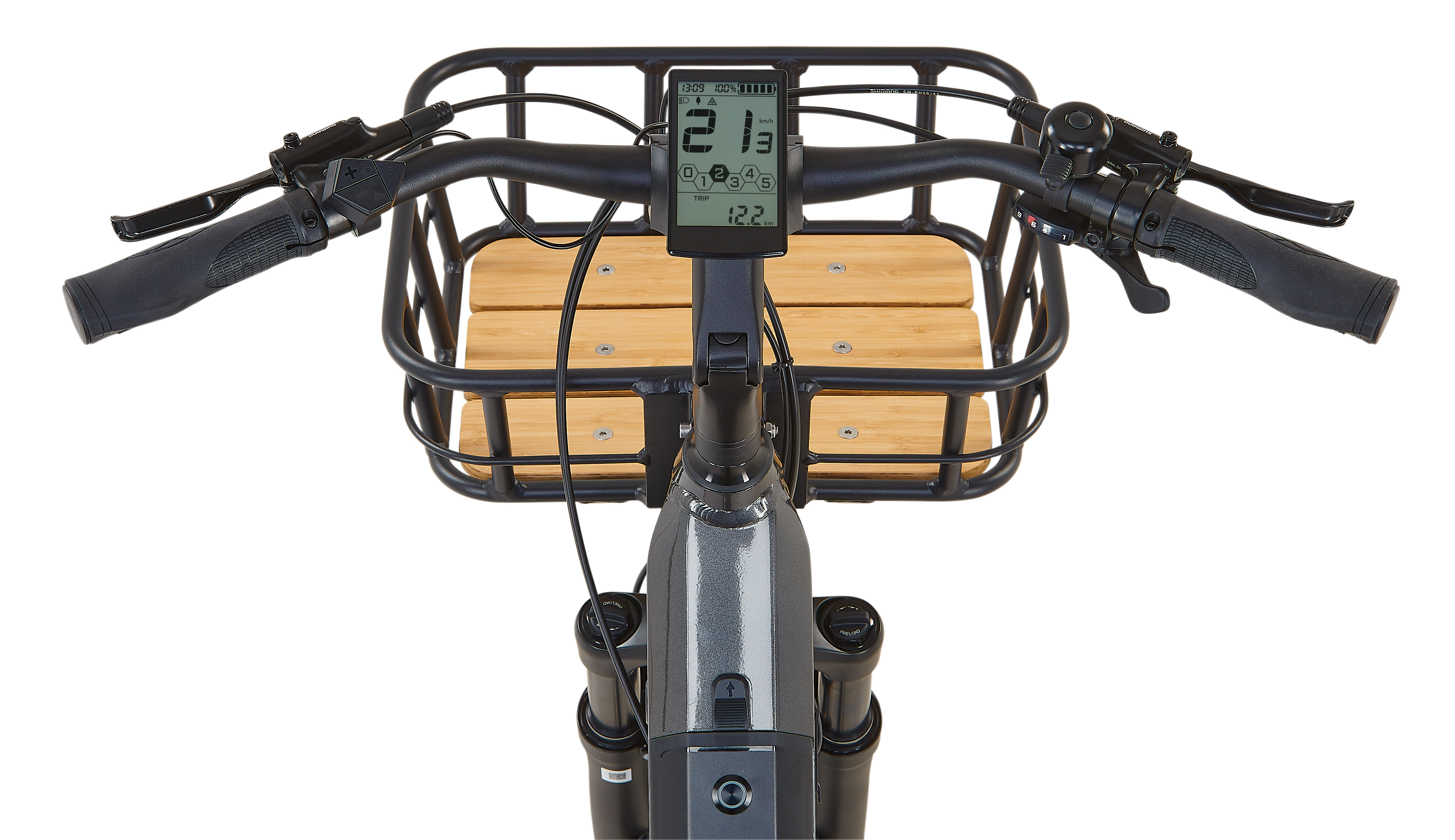 Draufsicht auf den Lenker eines Elektrofahrrads. Ein Korb, Display und Bedienelemente sind sichtbar. Das Fahrrad ist grau.