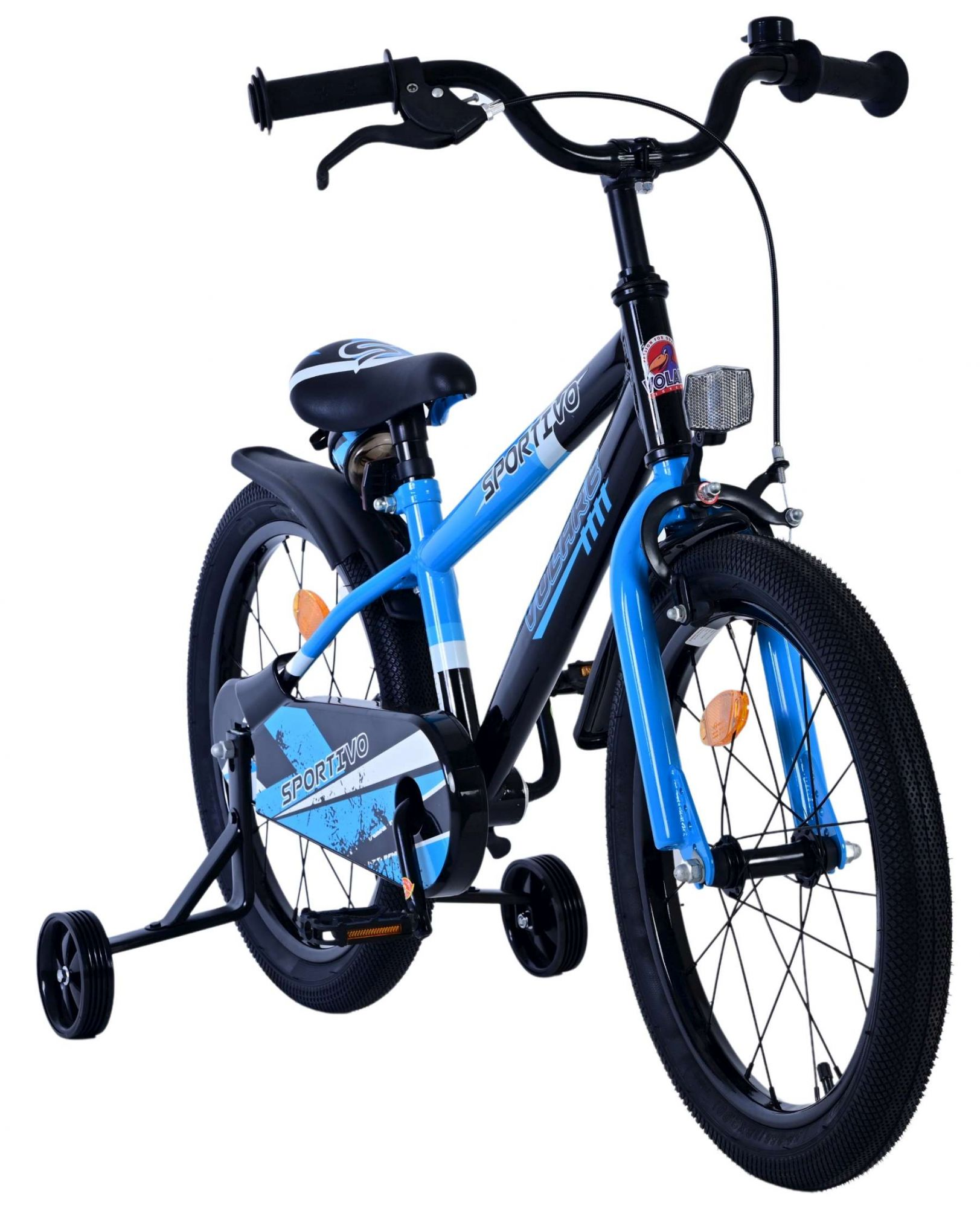 Ein blau-schwarzes Kinderfahrrad mit Stützrädern auf weißem Hintergrund.