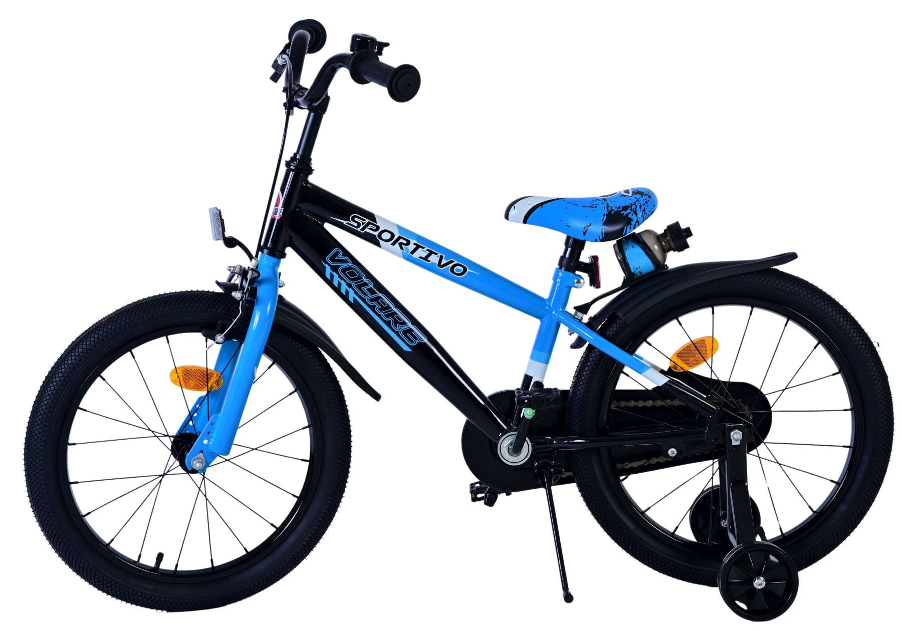 Ein schwarz-blaues Kinderfahrrad mit Stützrädern. Es hat das Wort SPORTIVO und eine Wasserflasche.