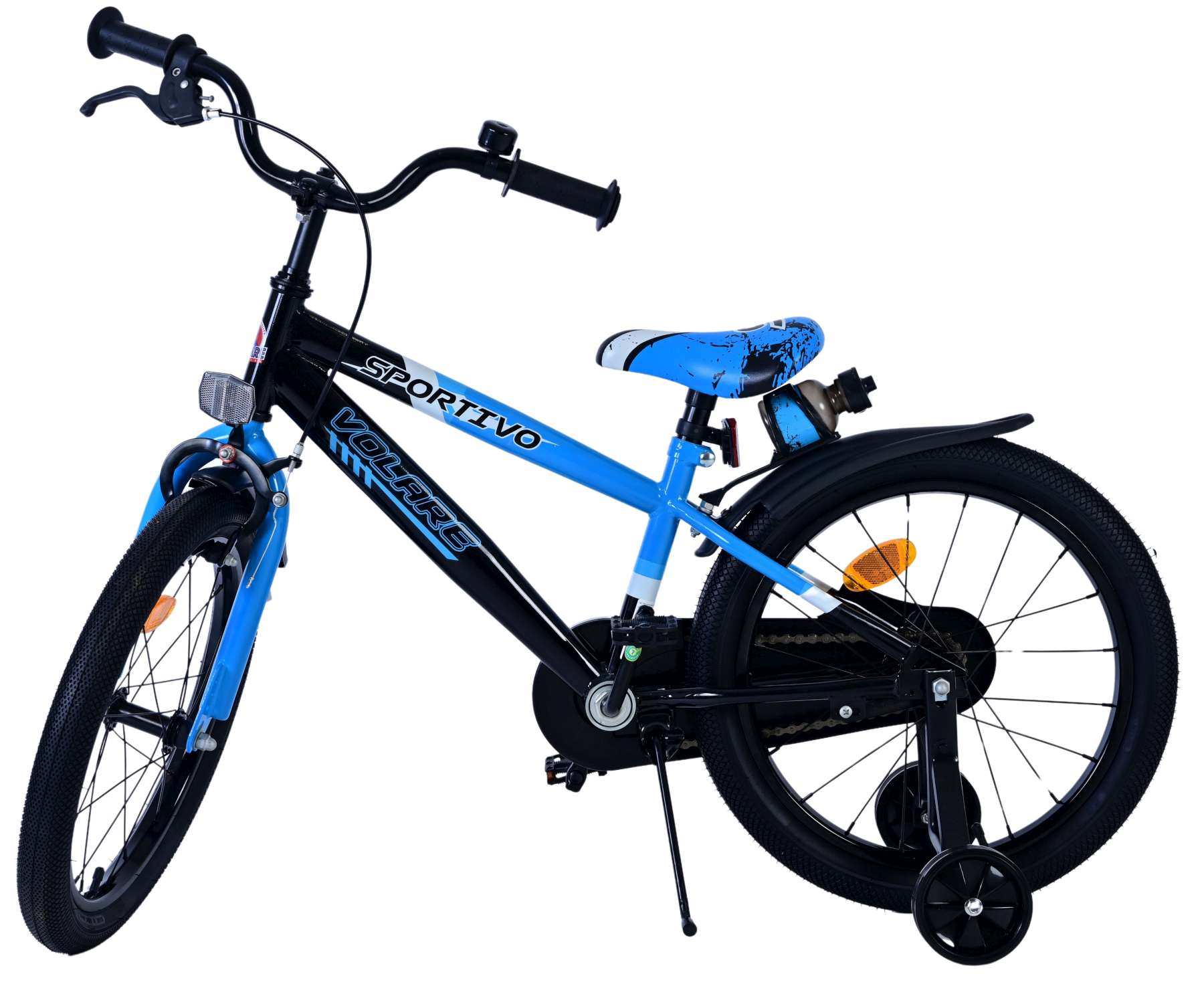 Blaues und schwarzes Kinderfahrrad, mit Stützrädern, weißer Hintergrund.