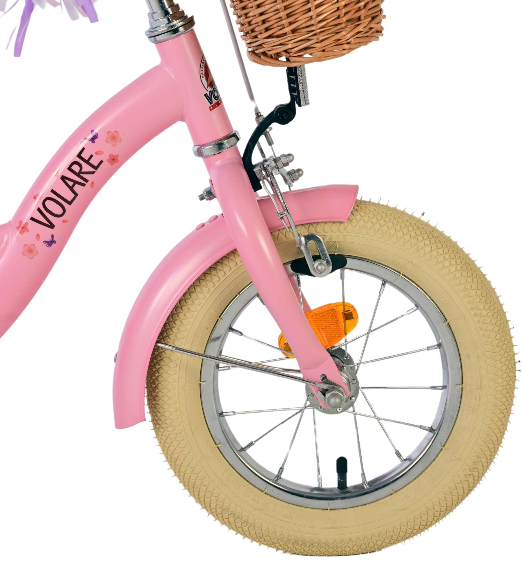 Nahaufnahme eines rosa Fahrradvorderrads mit Korb und rosa Rahmen.