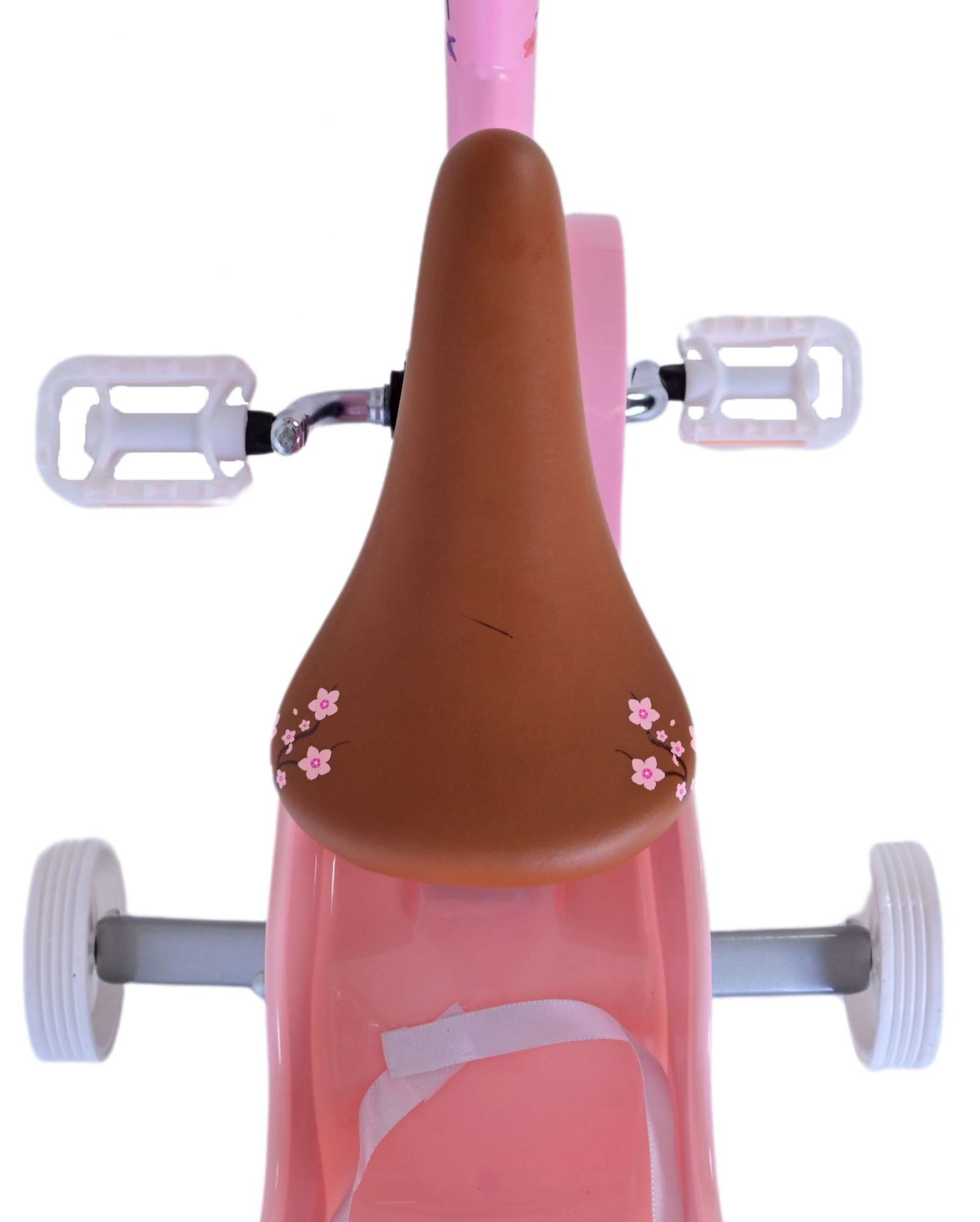 Rosa Kindersitz mit weißen Pedalen und Stützrädern. Mit Blumen verziert.
