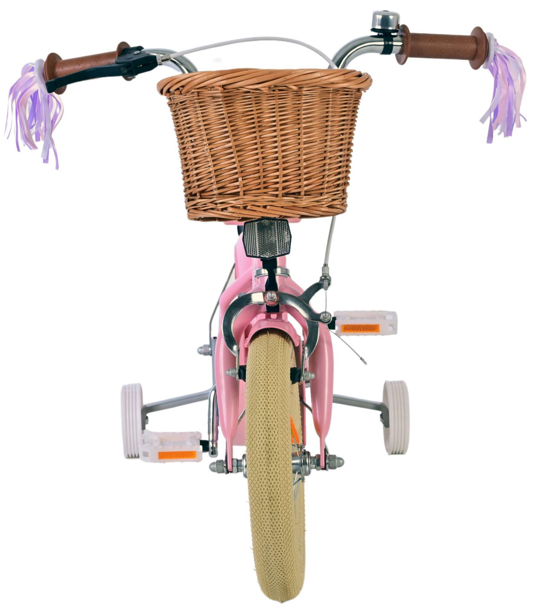 Ein rosa Fahrrad mit Weidenkorb, Wimpeln und Stützrädern.