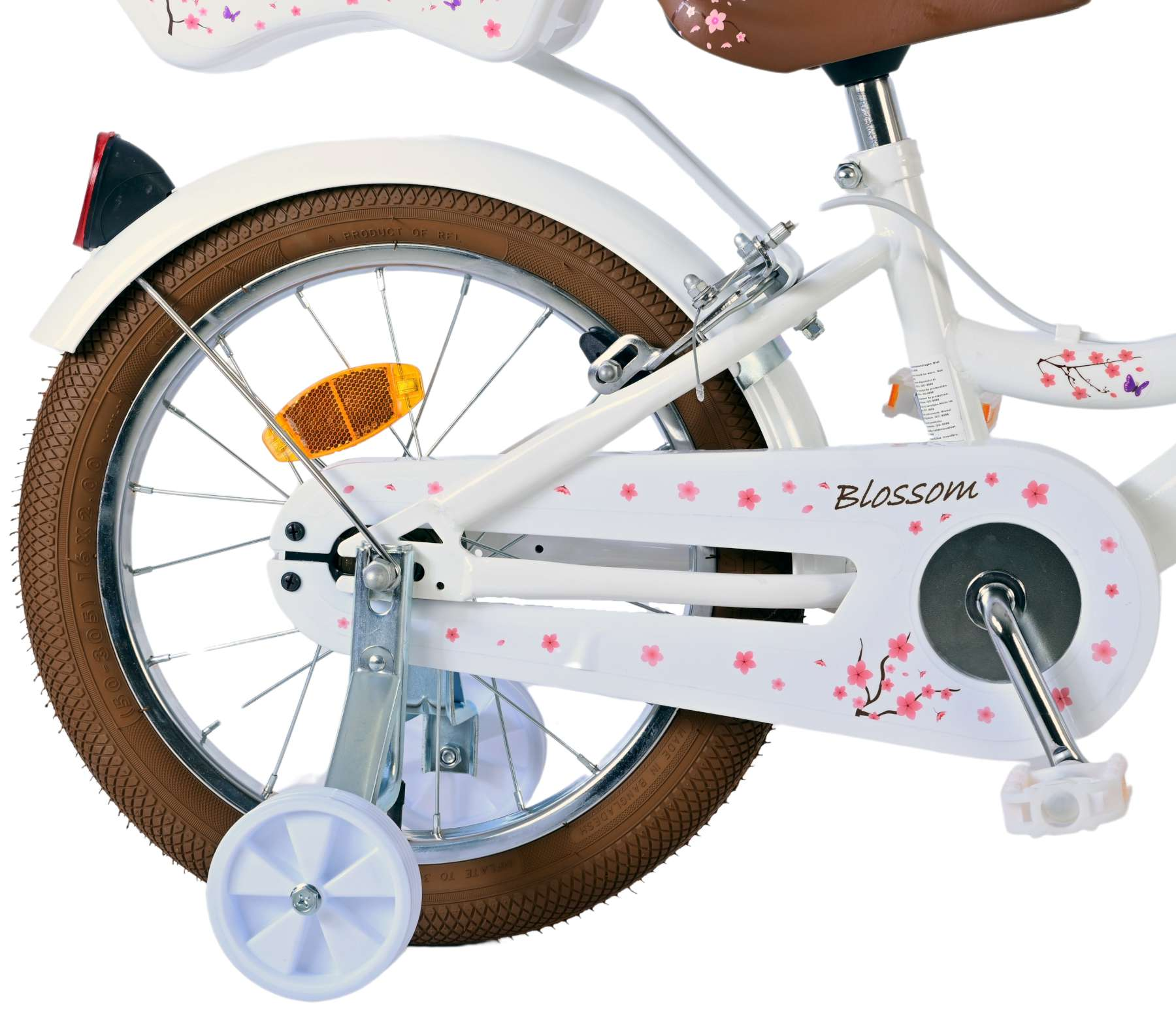 Nahaufnahme eines Fahrradrades. Der Reifen ist braun. Der Kettenschutz hat ein Blumenmuster.