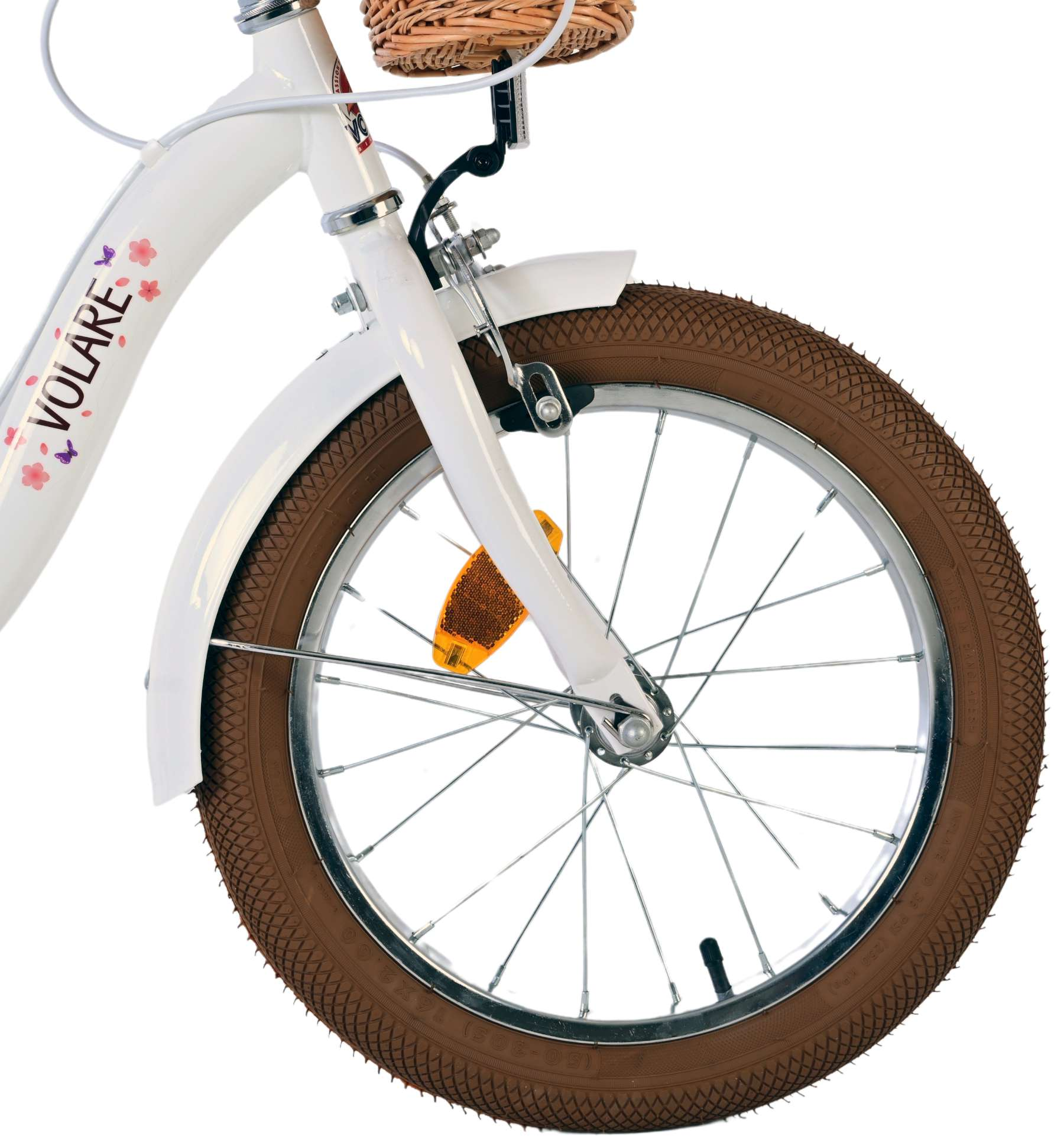 Das Vorderrad eines weißen Fahrrads mit braunem Reifen. Vorne ist ein Korb. Das Wort 'VOLARE' ist sichtbar.