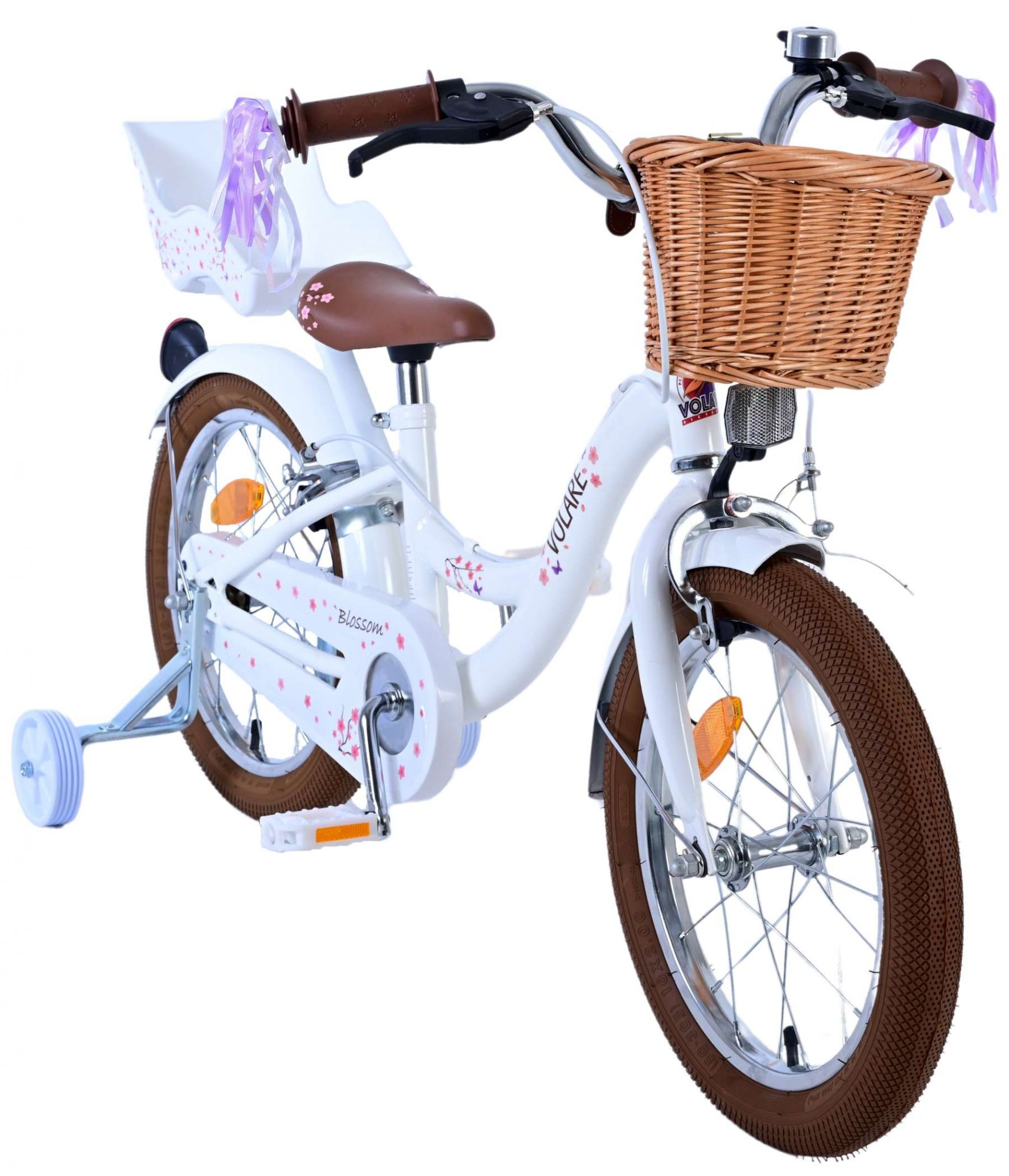 Weißes Fahrrad mit Korb, Stützrädern und braunem Sattel.