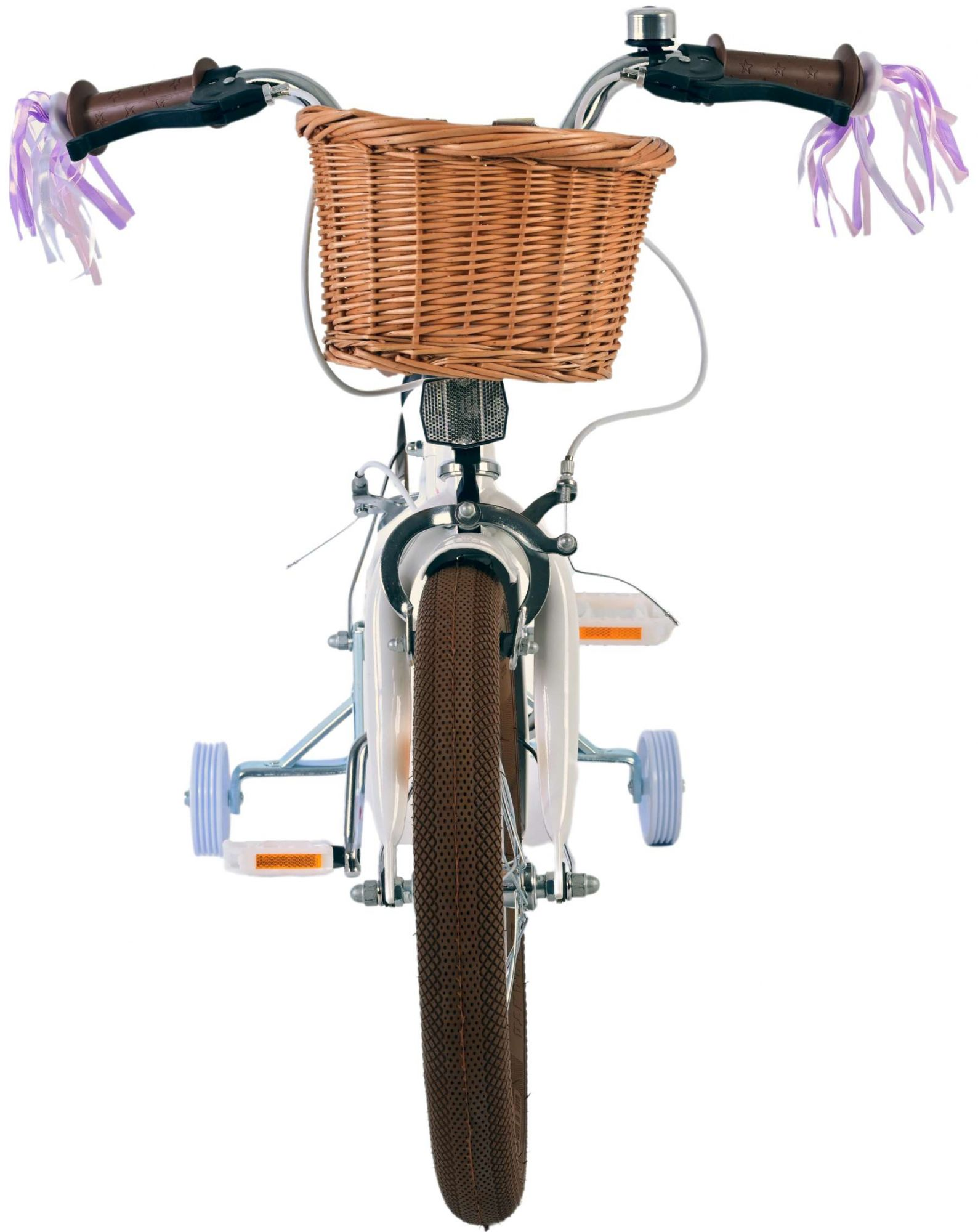 Ein weißes Fahrrad mit einem Weidenkorb. Es hat Stützräder und braune Reifen.