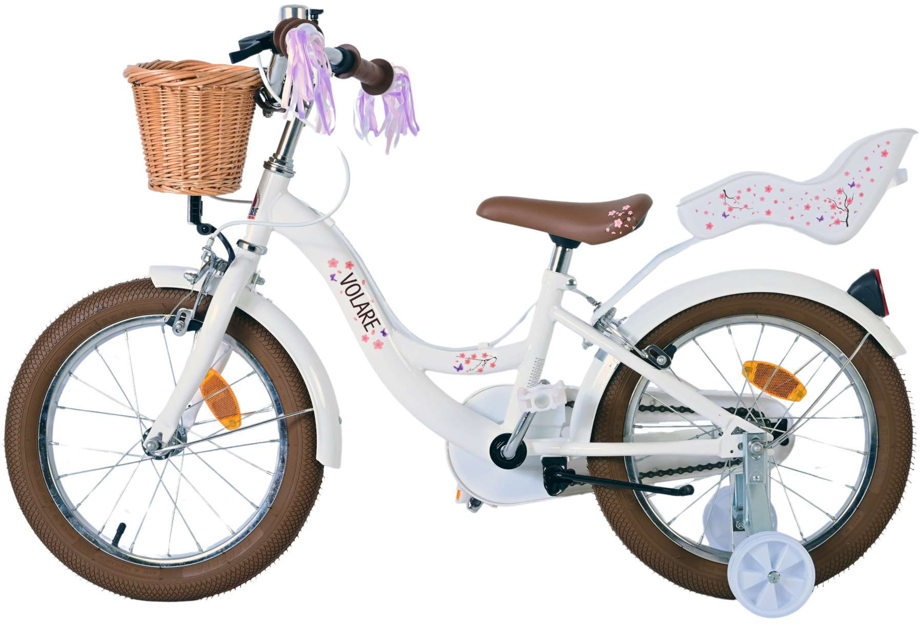 Ein weißes Fahrrad mit braunen Reifen und Korb, mit Stützrädern.