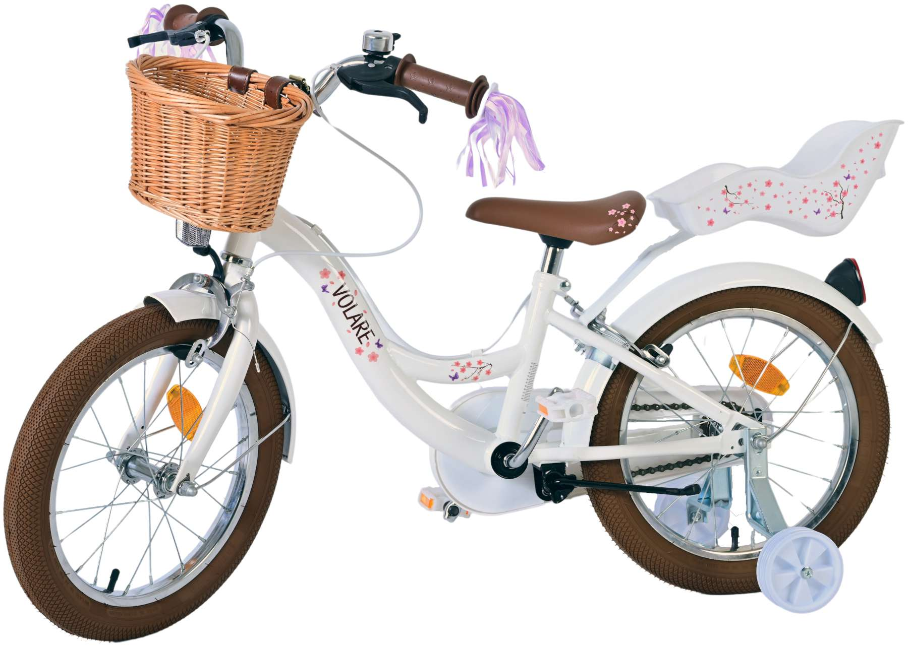 Weißes Kinderfahrrad mit Weidenkorb, braunem Sitz und Stützrädern. Rosa Blumen am Rahmen.