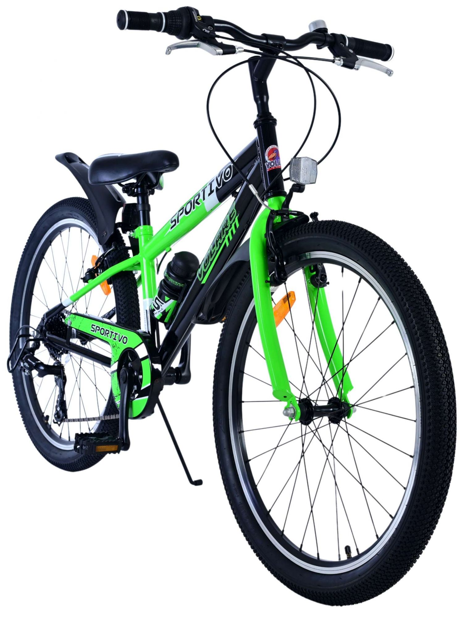 Ein grünes und schwarzes Mountainbike mit Trinkflaschenhalterung, aus niedrigem Winkel gesehen.