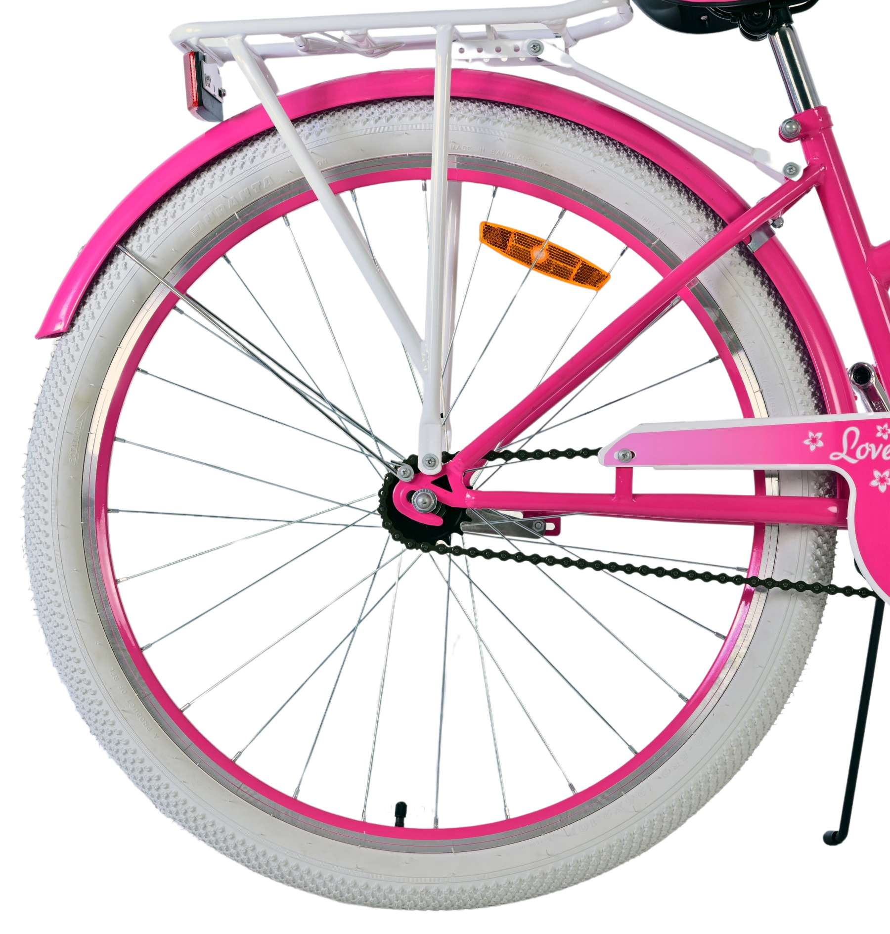 Ein rosa Fahrradrad mit weißem Reifen und weißem Gepäckträger darüber.