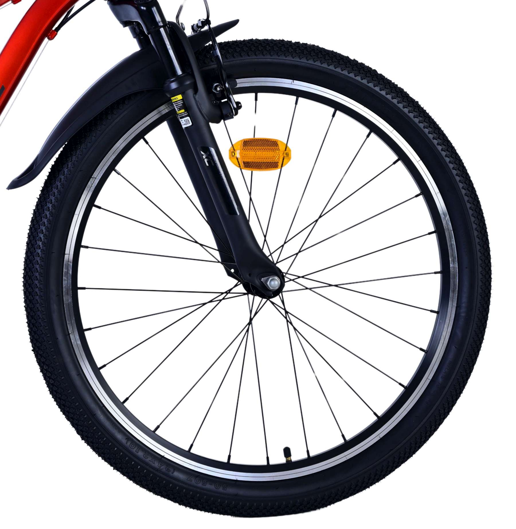 Ein Fahrradrad mit schwarzem Reifen, silbernen Speichen und gelbem Reflektor an einem roten Fahrrad.