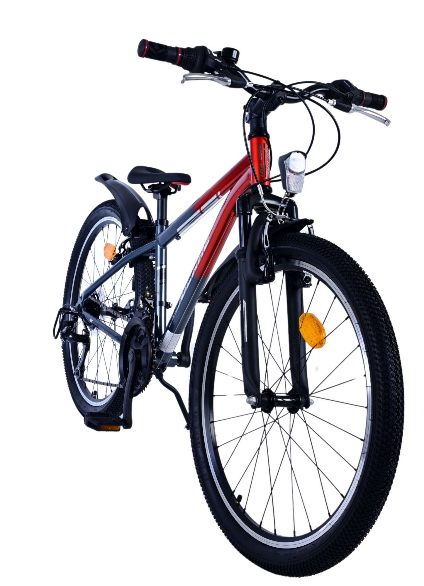 Ein schwarz-rotes Fahrrad, schräge Ansicht. Schwarze Reifen, ein Licht und ein rot-schwarzer Rahmen sind sichtbar.